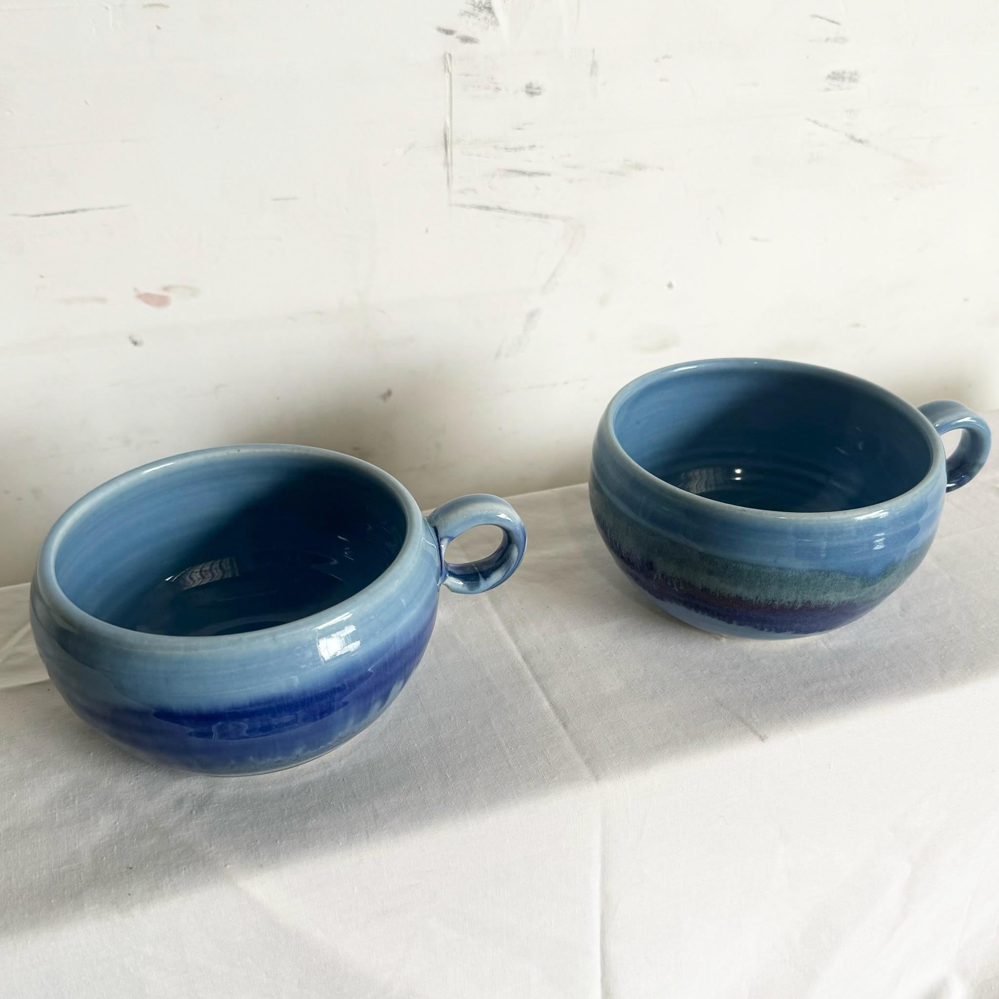 Inconnu Paire de tasses à thé/coffe/bols à glaçure bleue en poterie filée signée en vente