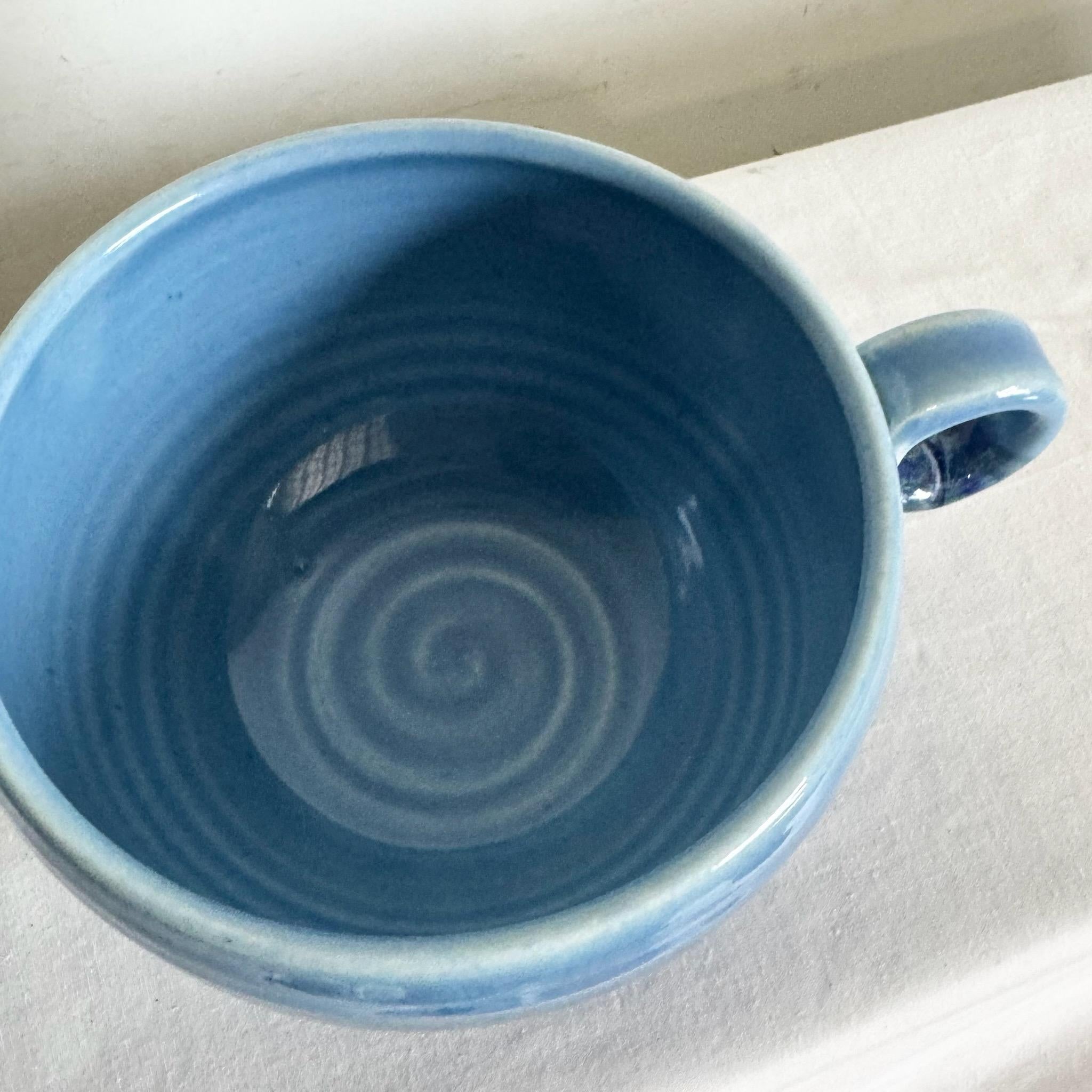 Poteries Paire de tasses à thé/coffe/bols à glaçure bleue en poterie filée signée en vente