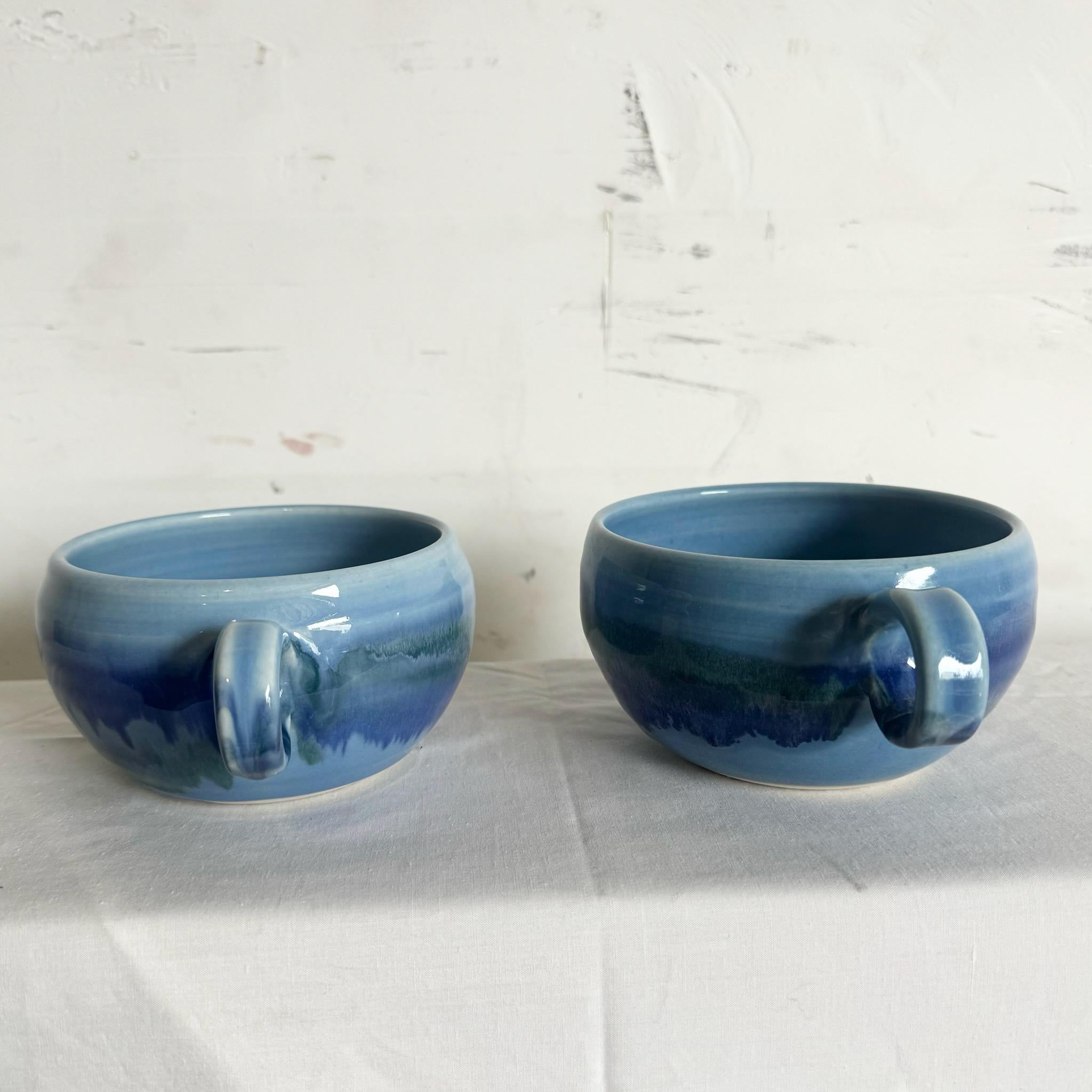 Paire de tasses à thé/coffe/bols à glaçure bleue en poterie filée signée en vente 1
