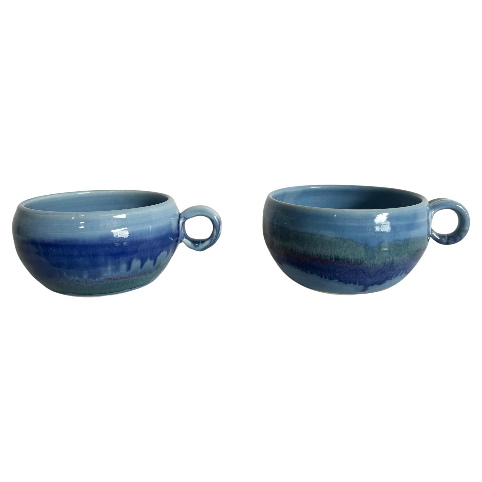 Tazas/vasos de té/café firmados de cerámica hilada vidriada azul - un par