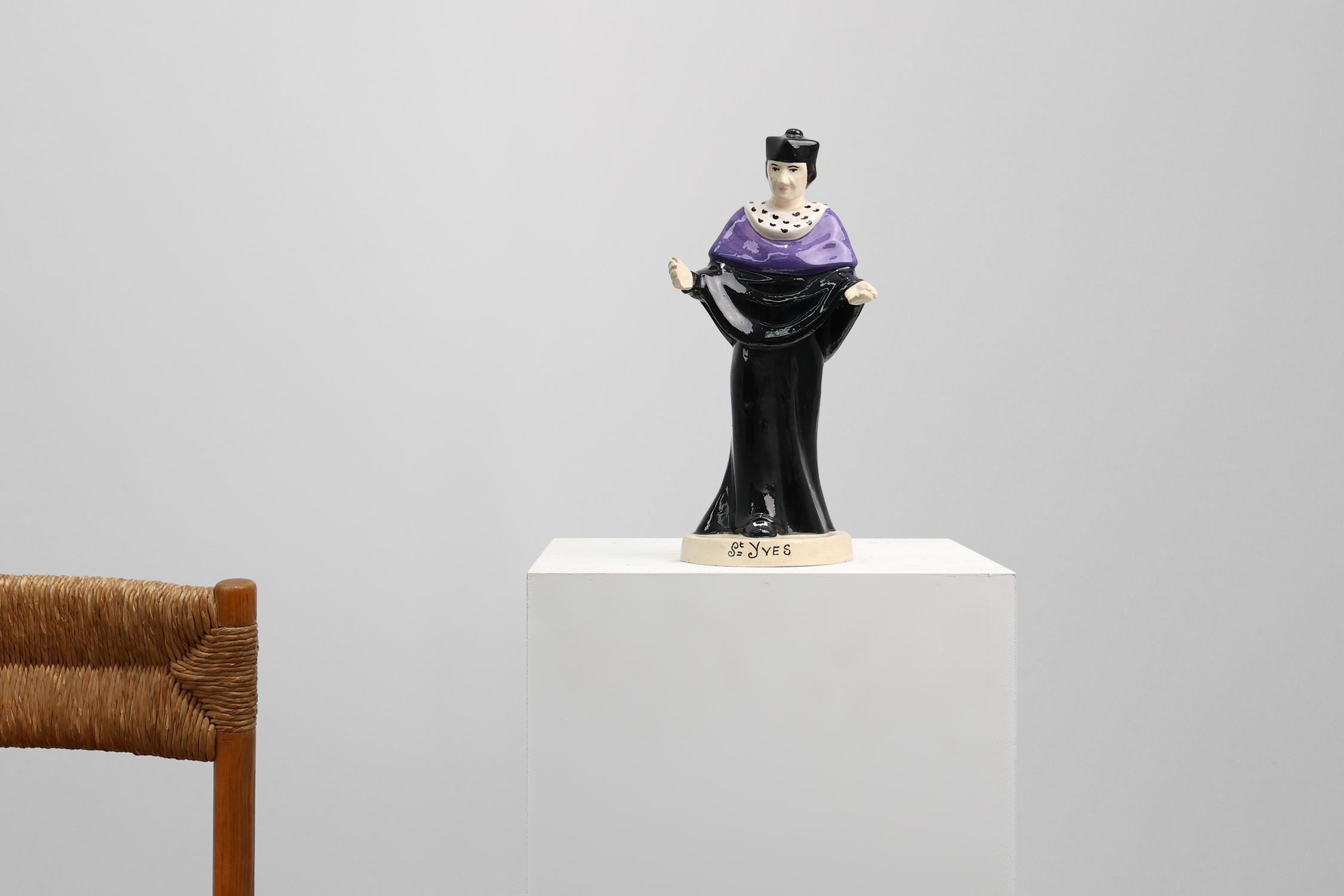 Francia / 1947 / Statua St. Yves / Jos Kervella per Henriot Quimper / faïence policroma / Religiosa

Una rara e splendida statua di faïence raffigurante Saint Yves, realizzata da Jos Kervella per la rinomata manifattura Henriot Quimper nel