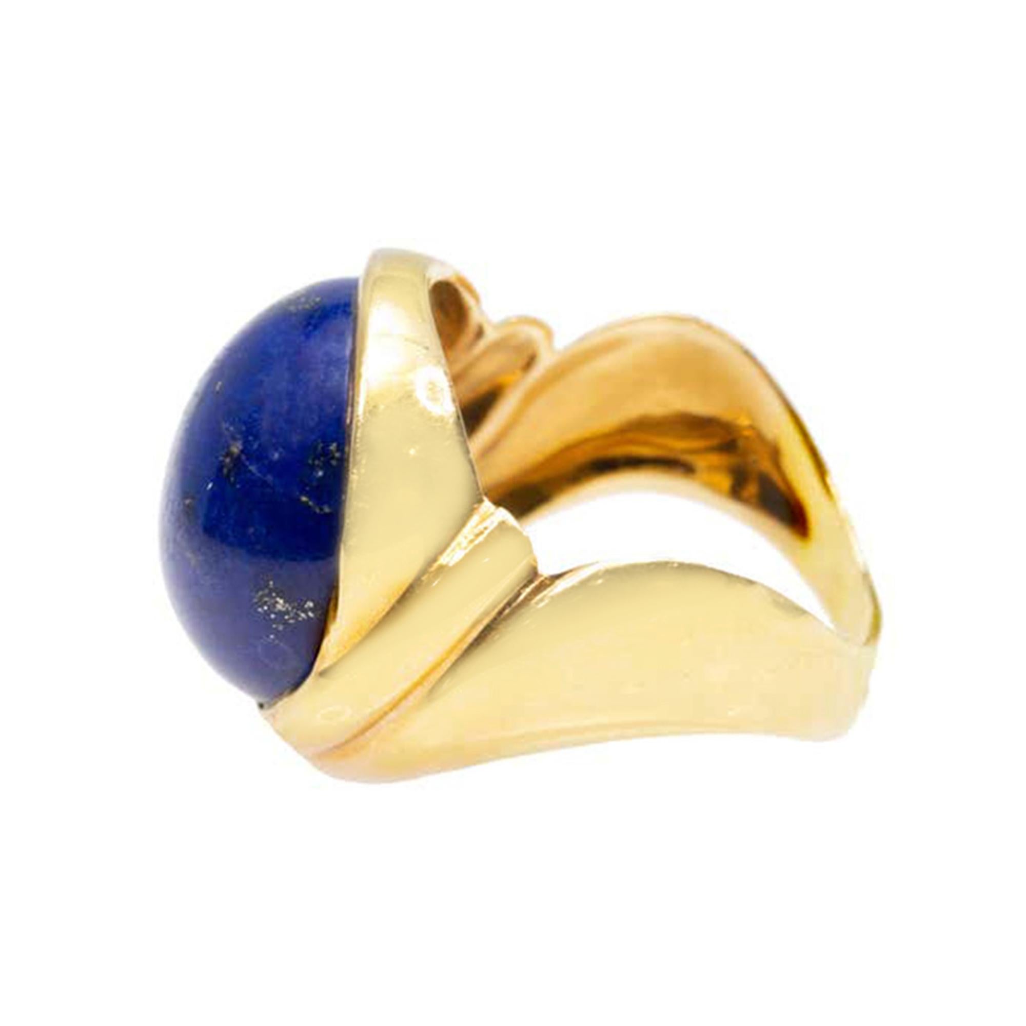 A signed Stefani lapis lazuli cabochon cocktail ring from the 1970s set in 18K yellow gold. Featuring a lapis lazuli cabochon of very good intense blue color, this cocktail ring was created by Stefano Stefani, jeweler of Vicenza, Italy.  The ring