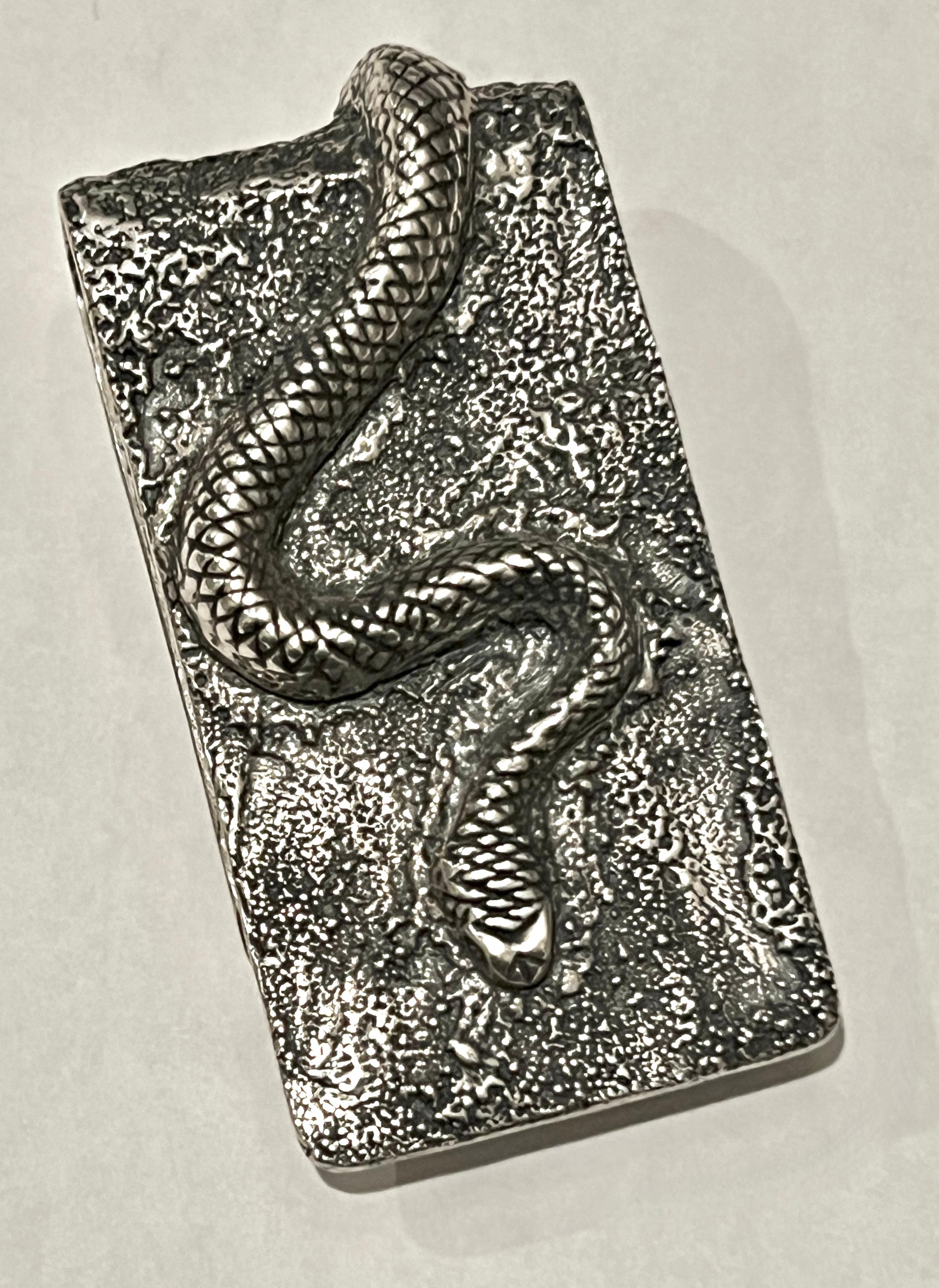 Pince à billets Brutalist en argent sterling avec serpent et étoiles - Une pièce fabriquée à la main, avec une pièce d'artiste unique.   Une œuvre d'art usée et impressionnante, magnifiquement réalisée.

Un compliment pour tous ceux qui aiment la