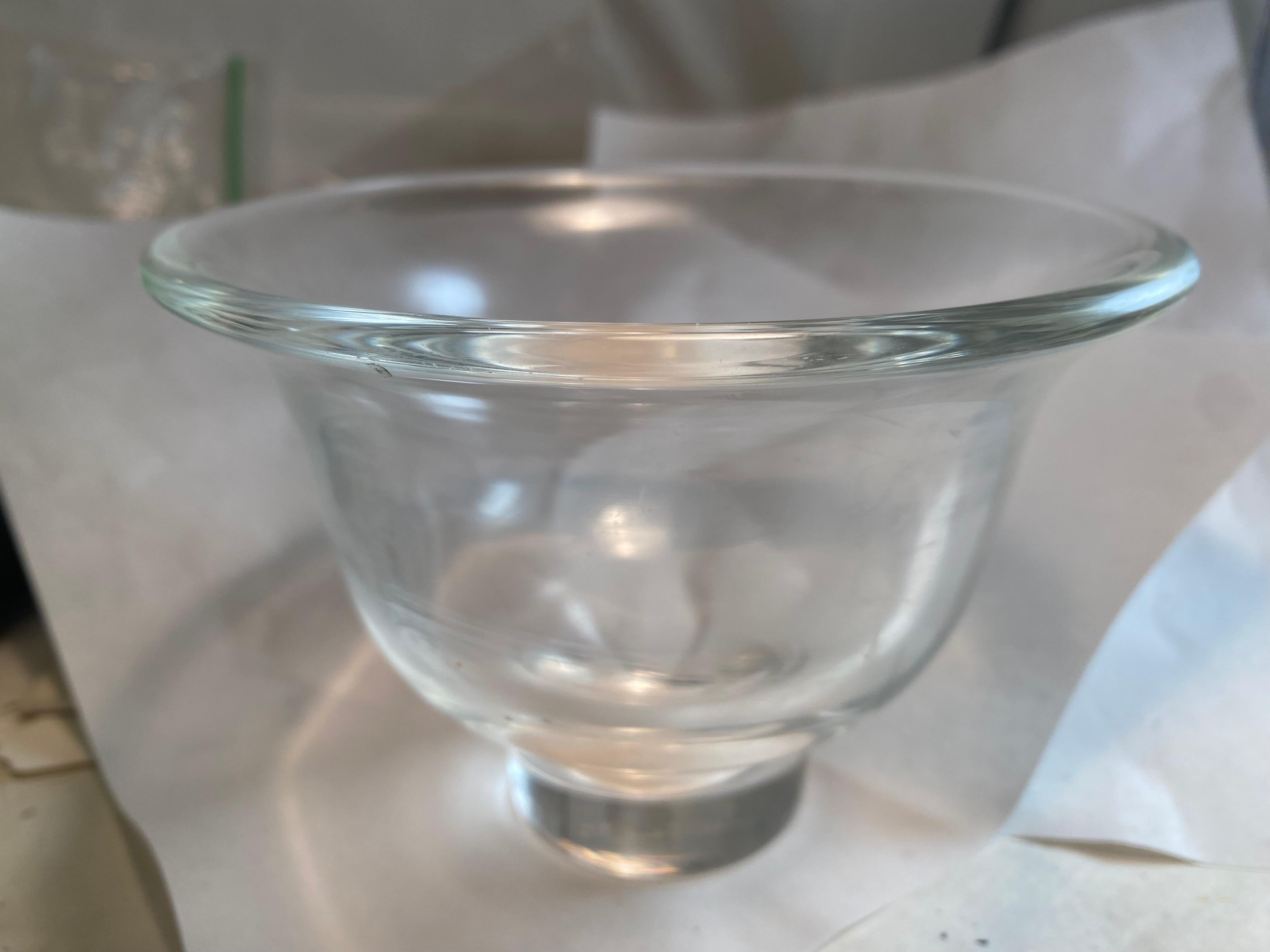 Petit bol en verre transparent signé Steuben Glass, milieu de siècle en vente 4