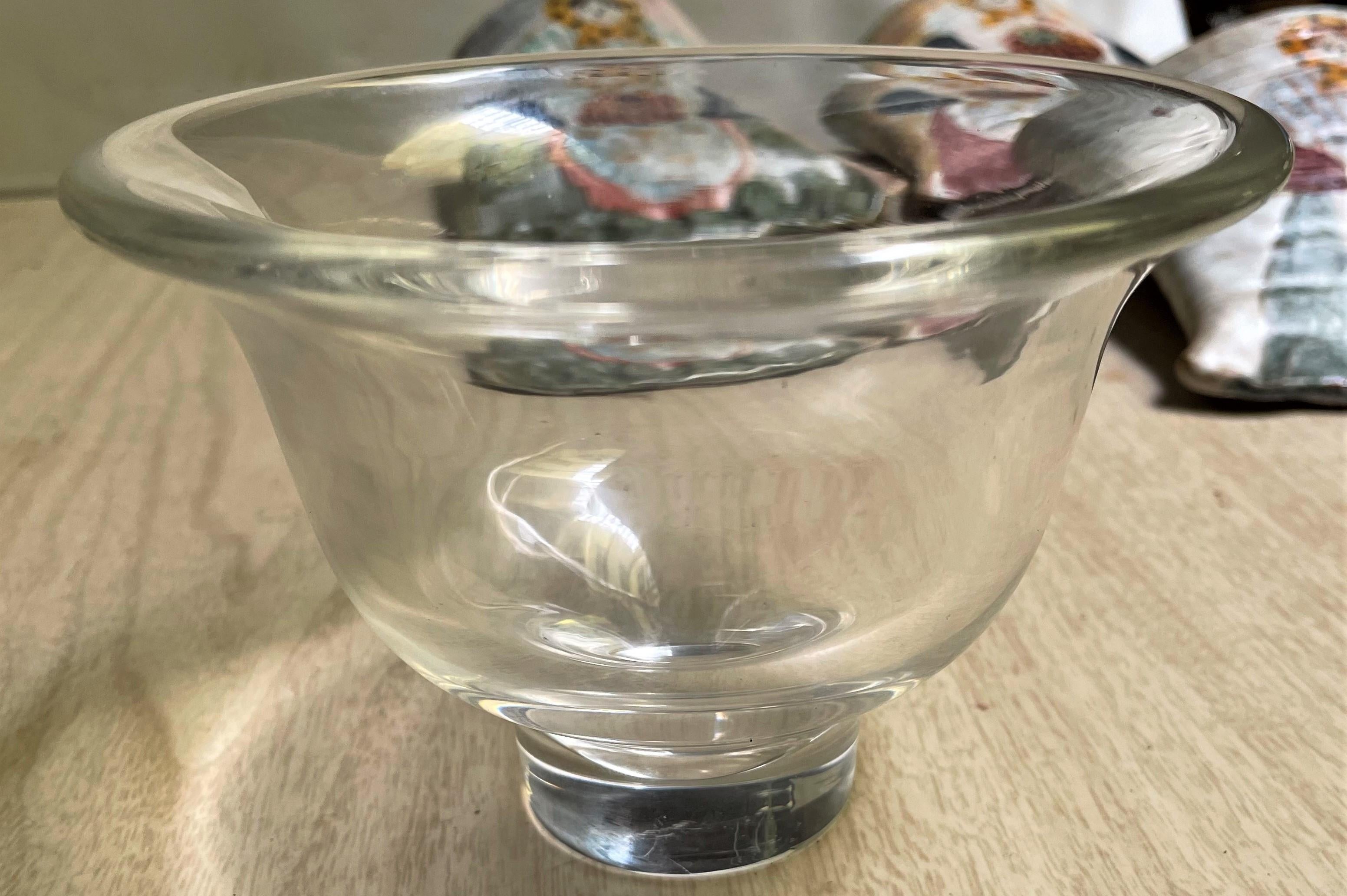 Américain Petit bol en verre transparent signé Steuben Glass, milieu de siècle en vente