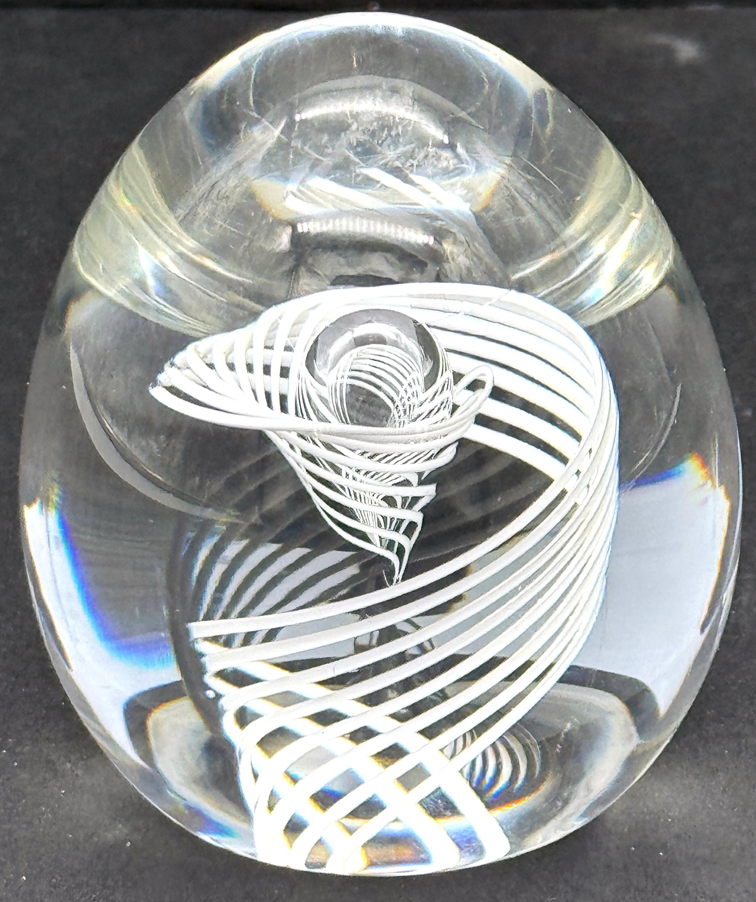 Presse-papier Œuf en verre blanc à bulles et tourbillons signé Steuben par George Thompson, USA, Circa 1970

Cet exquis presse-papier en verre Steuben, conçu par l'artiste de renom George Thompson, met en valeur la signature artisanale de la marque