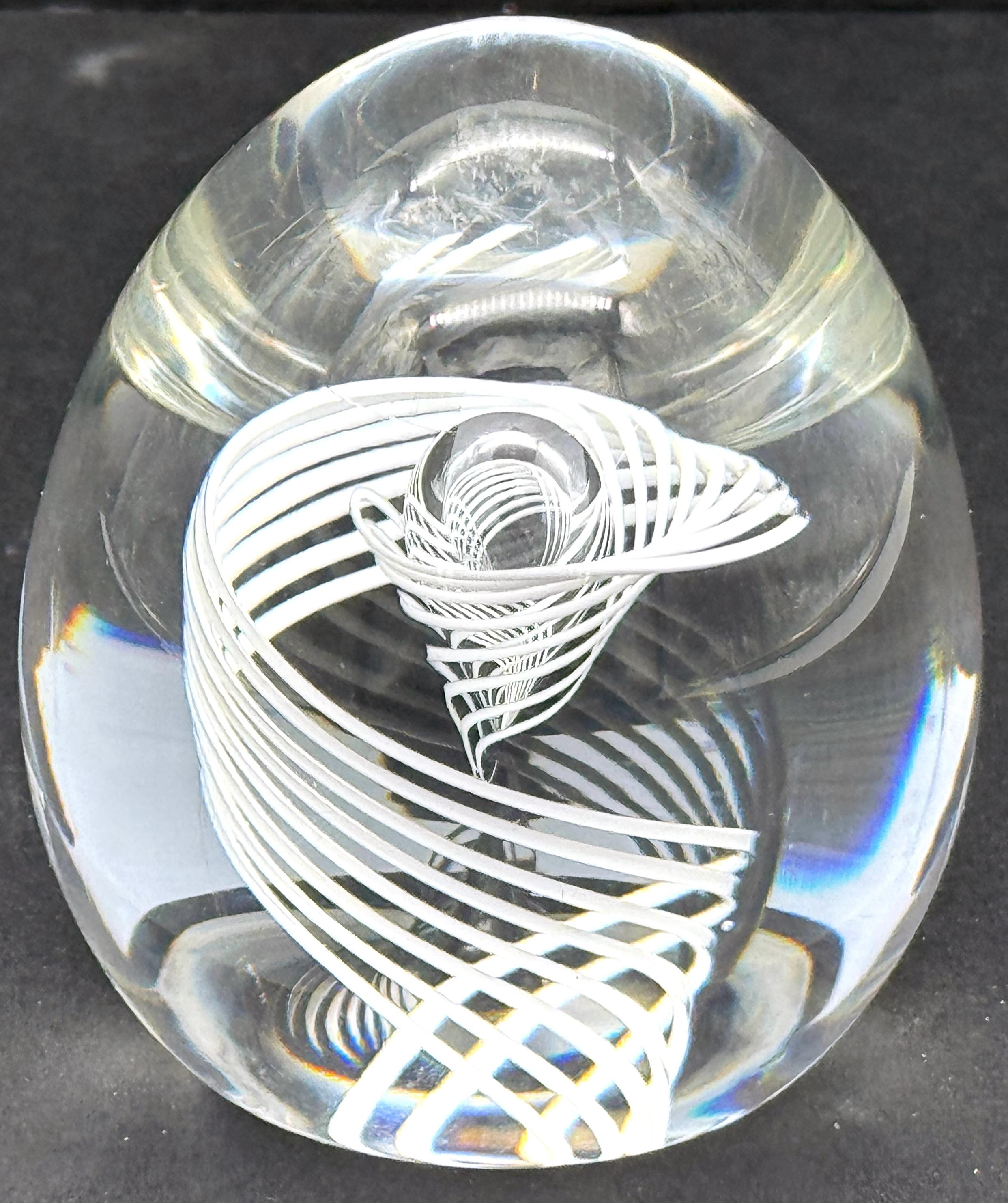 Moderne Presse-papier en verre blanc signé Steuben Glass Swirl & Bubble Egg par George Thompson en vente