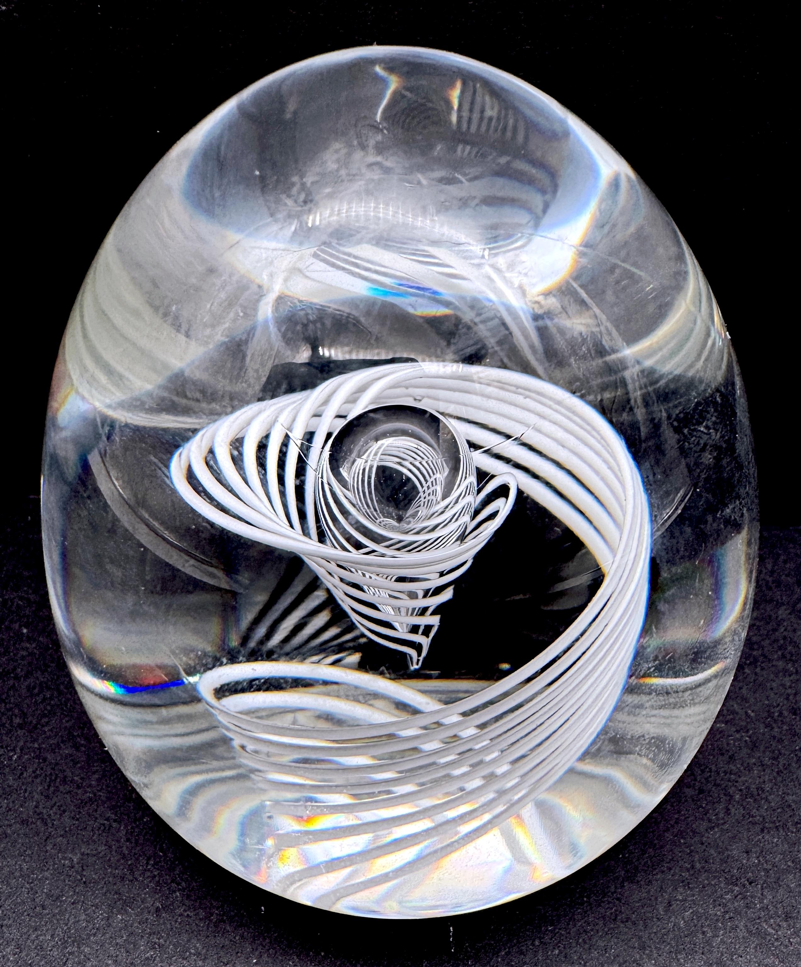 Poli Presse-papier en verre blanc signé Steuben Glass Swirl & Bubble Egg par George Thompson en vente