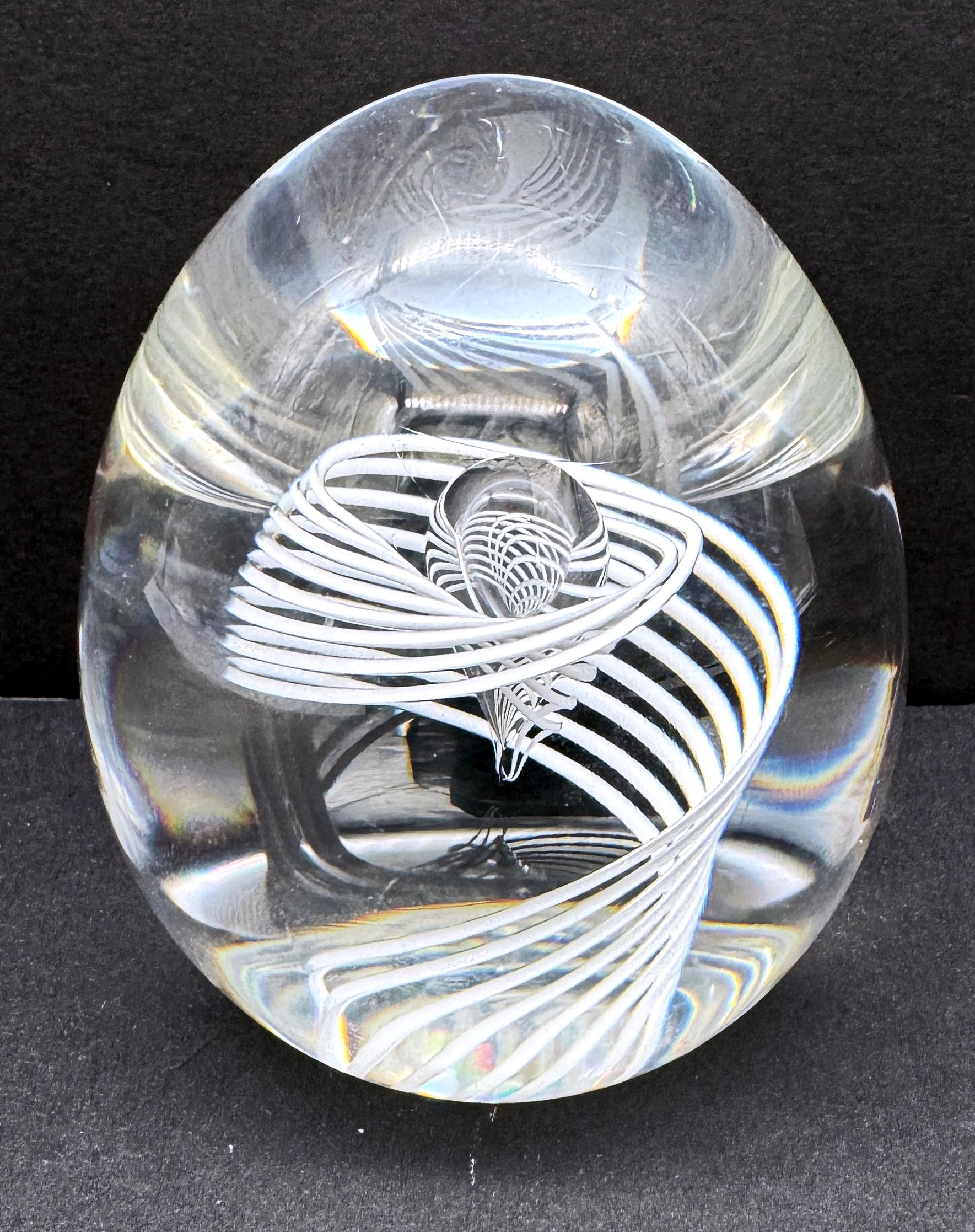 20ième siècle Presse-papier en verre blanc signé Steuben Glass Swirl & Bubble Egg par George Thompson en vente