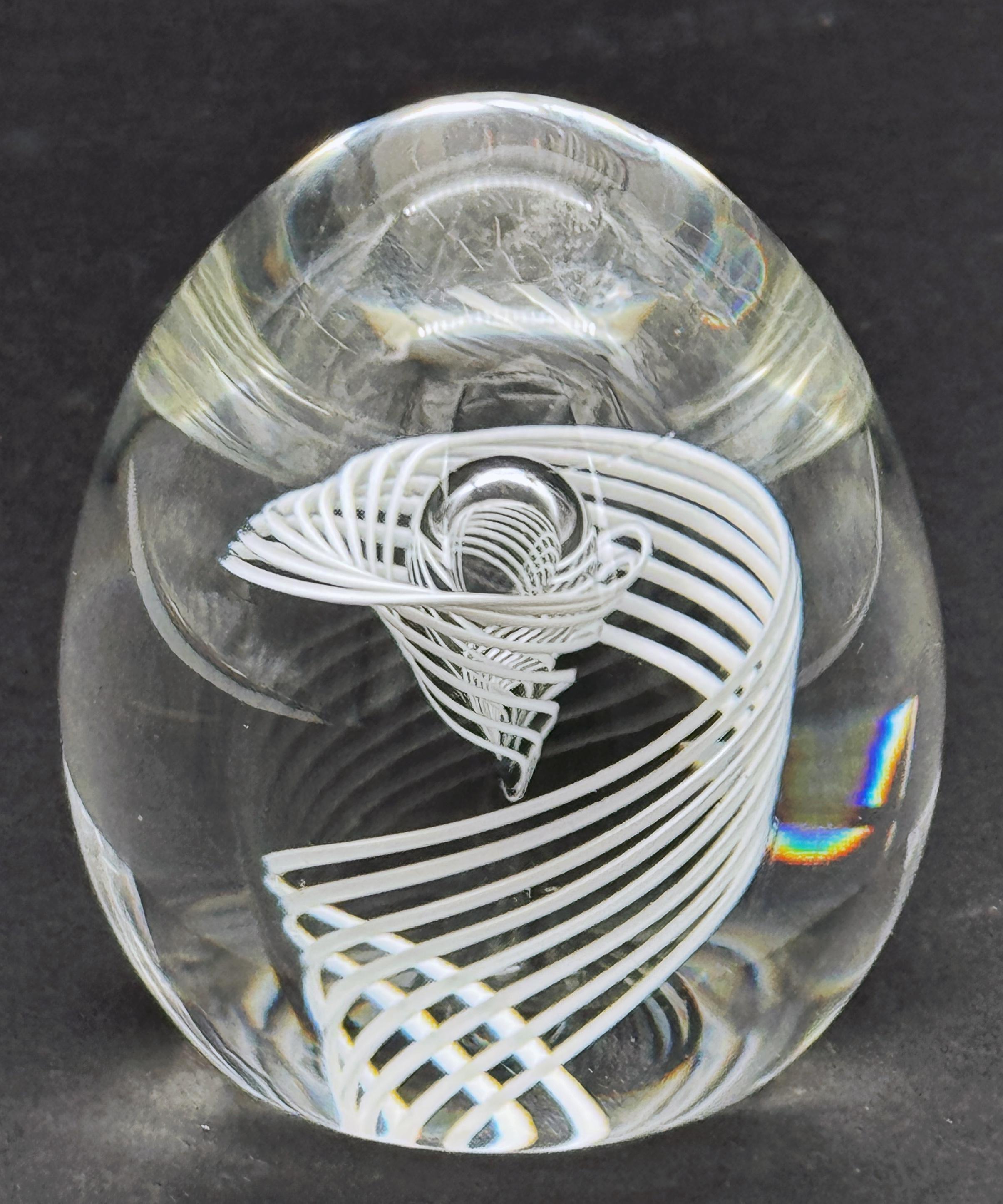 Cristal Presse-papier en verre blanc signé Steuben Glass Swirl & Bubble Egg par George Thompson en vente