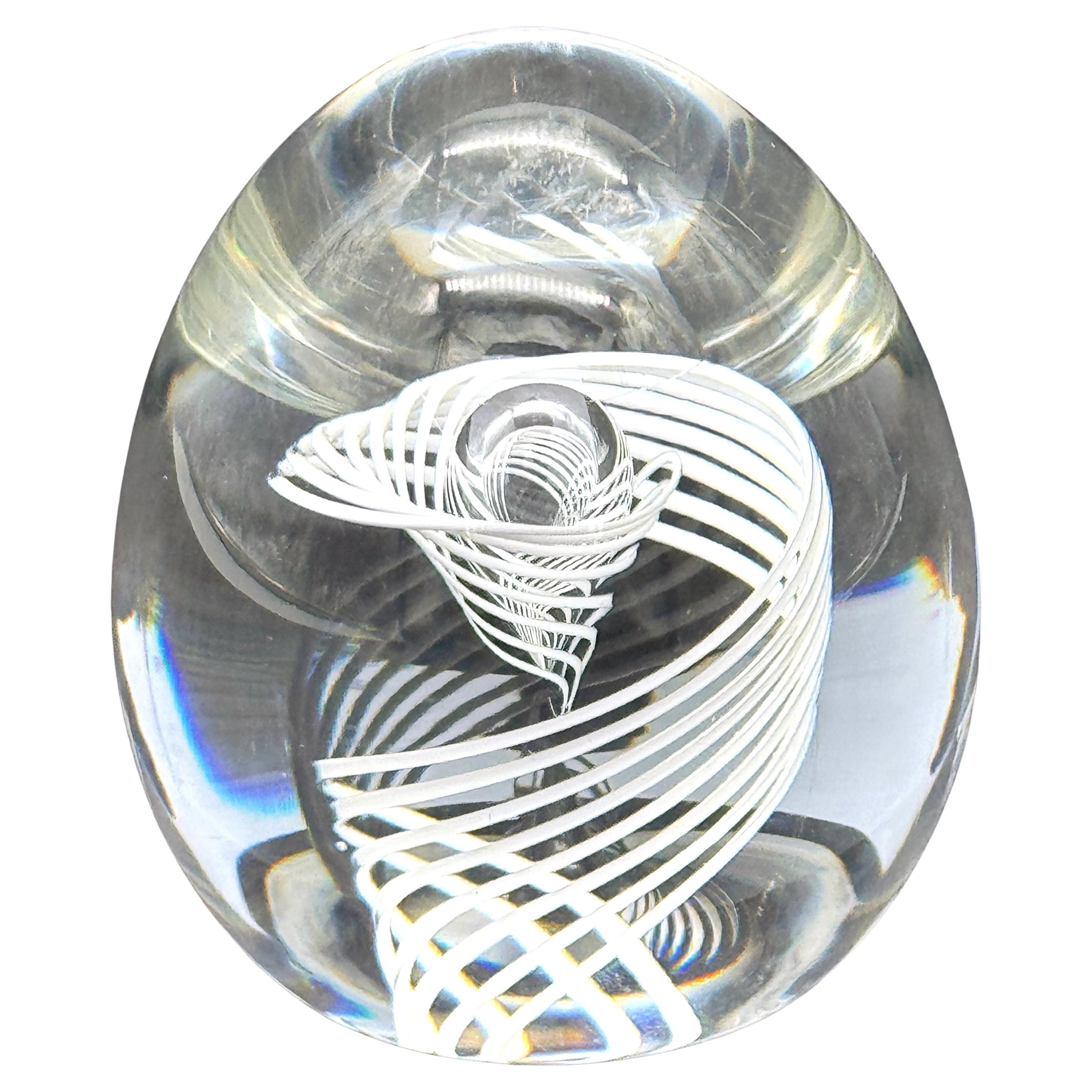Presse-papier en verre blanc signé Steuben Glass Swirl & Bubble Egg par George Thompson