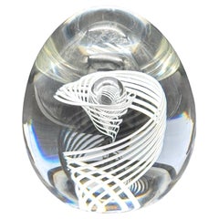Pisapapeles en forma de huevo de cristal blanco con remolino y burbujas Steuben Glass firmado por George Thompson
