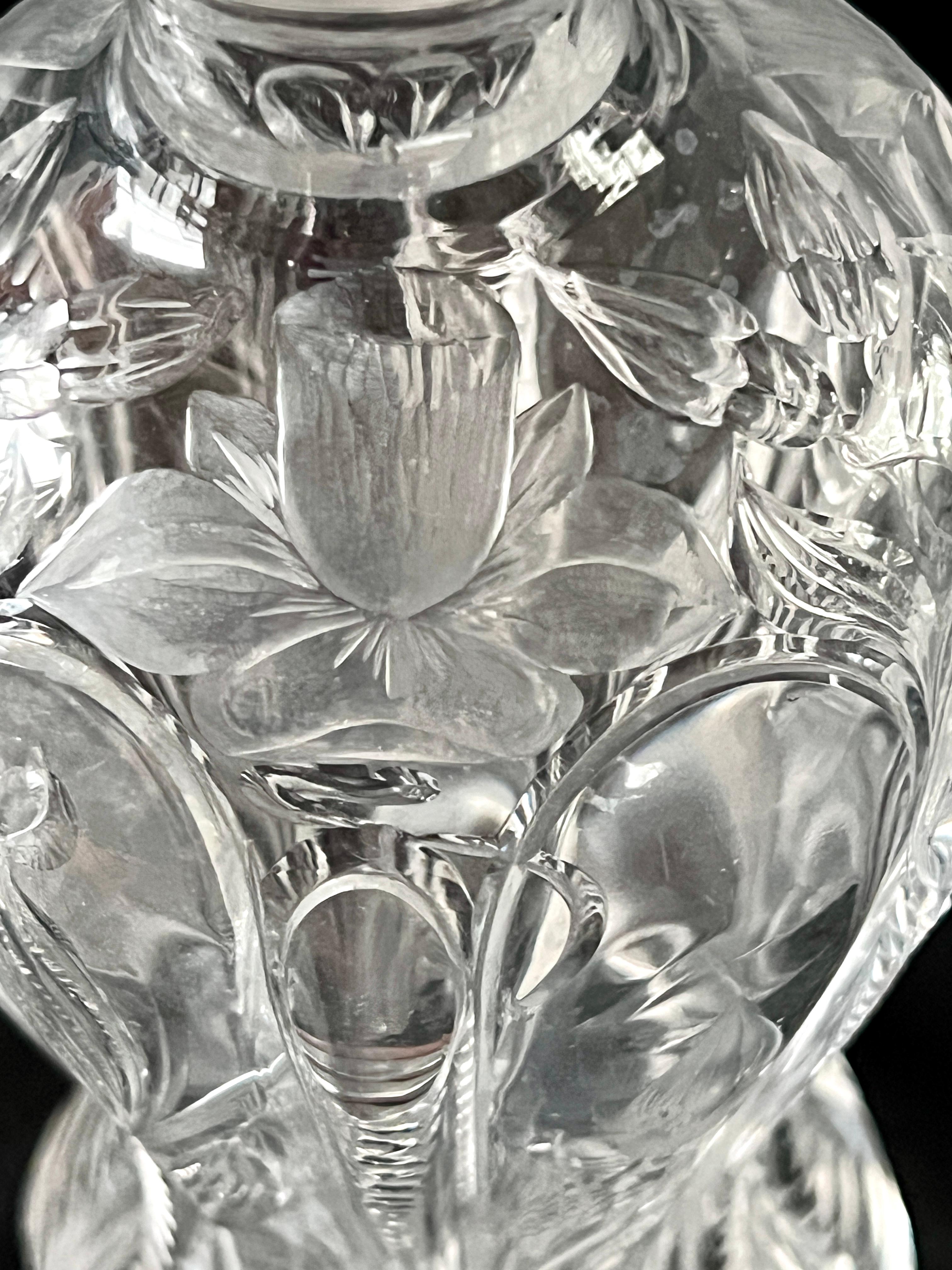 Se trata de un exquisito ejemplo de la asombrosa mano de obra del emblemático cristalero inglés Stevens & Williams. La jarra de cristal soplado a mano está tallada con un dibujo de Narciso que rodea toda la circunferencia. ¡Incluso el tapón es una