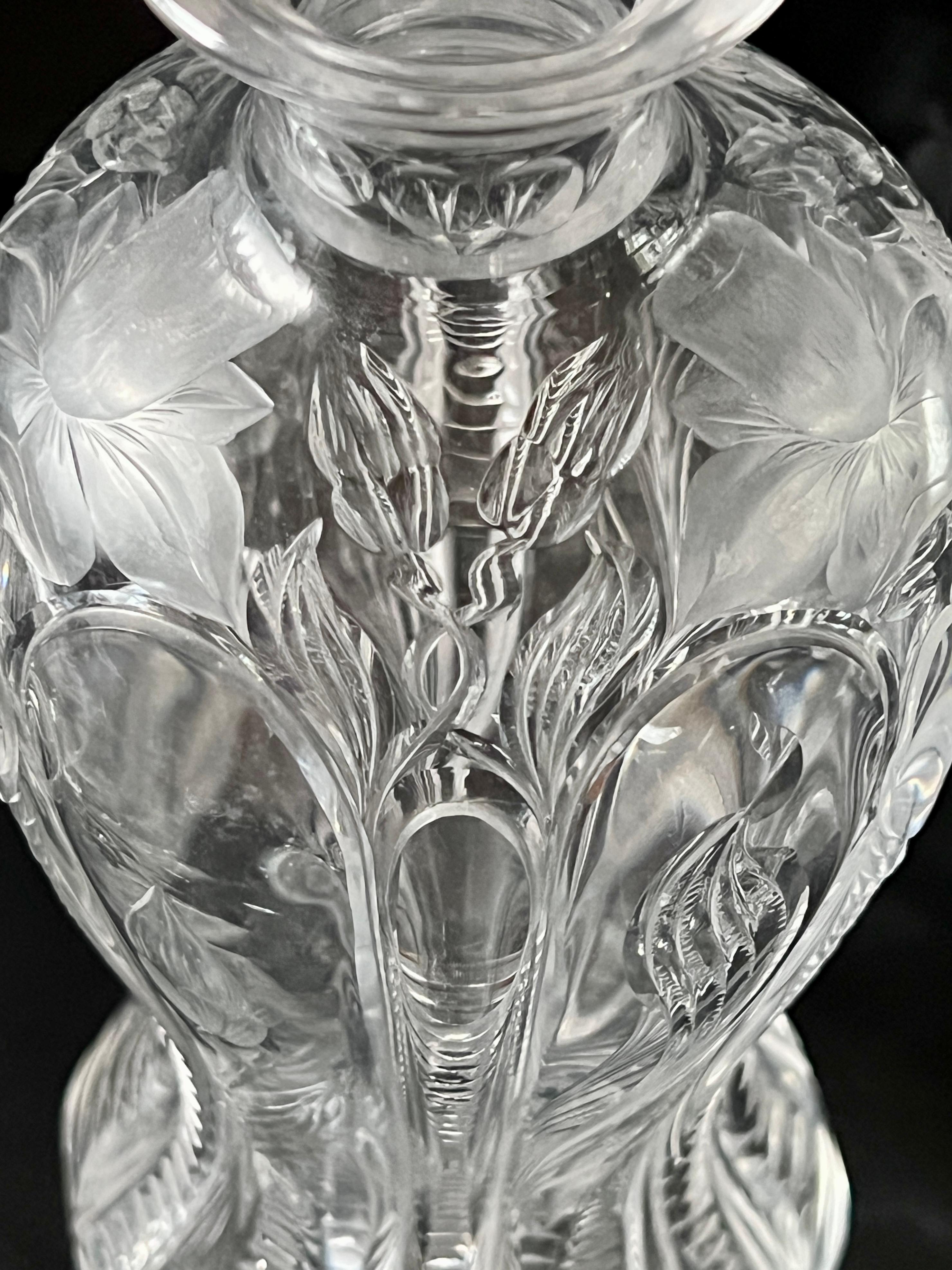 Firma Stevens & Williams Jarra de cristal soplado a mano con narcisos grabados Art Nouveau en venta