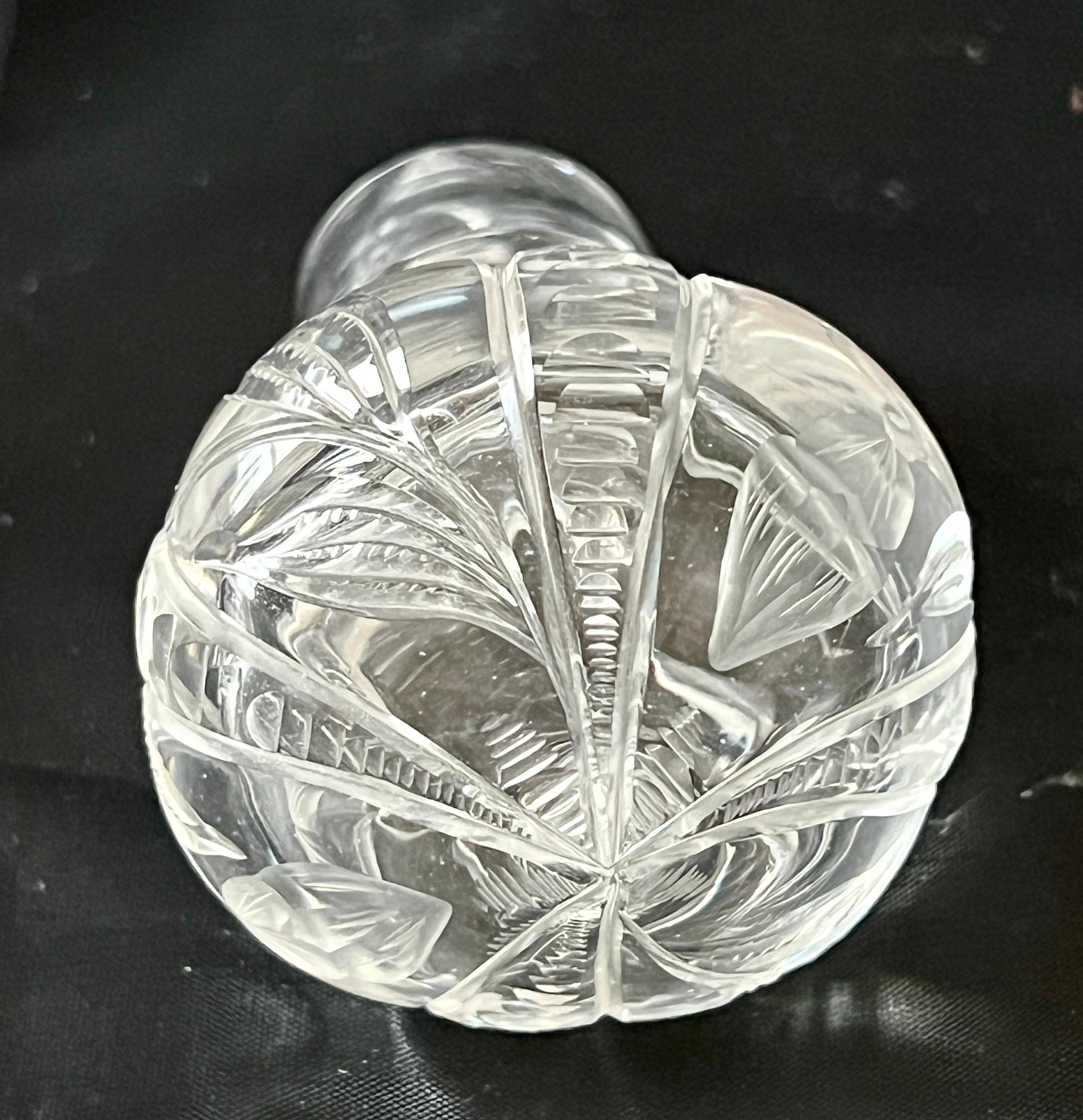 Firma Stevens & Williams Jarra de cristal soplado a mano con narcisos grabados Inglés en venta