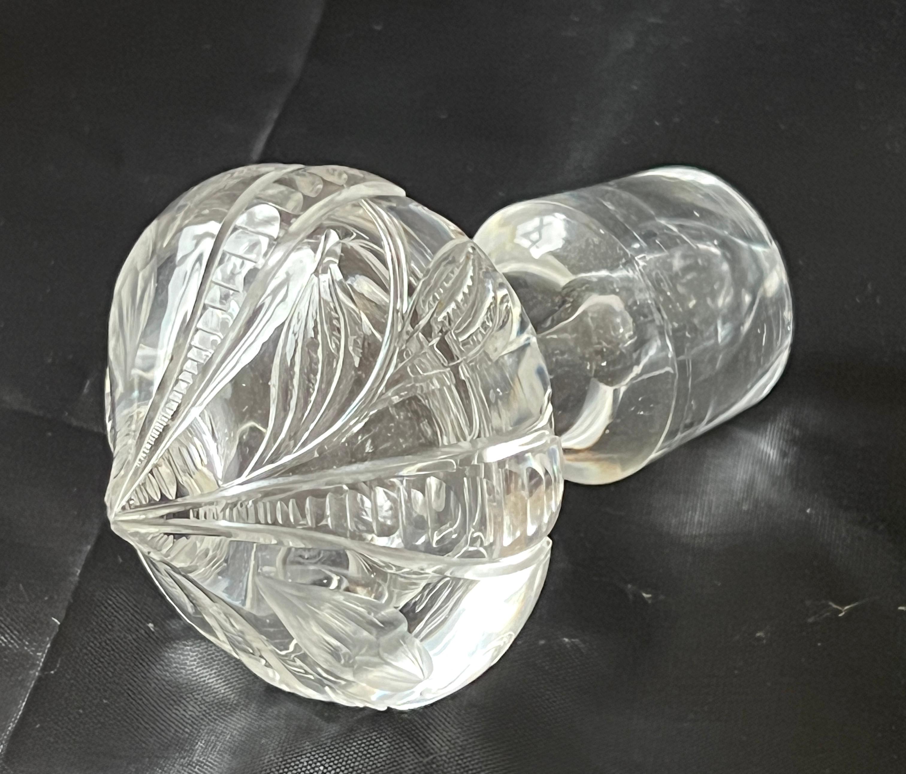 Firma Stevens & Williams Jarra de cristal soplado a mano con narcisos grabados Grabado en venta