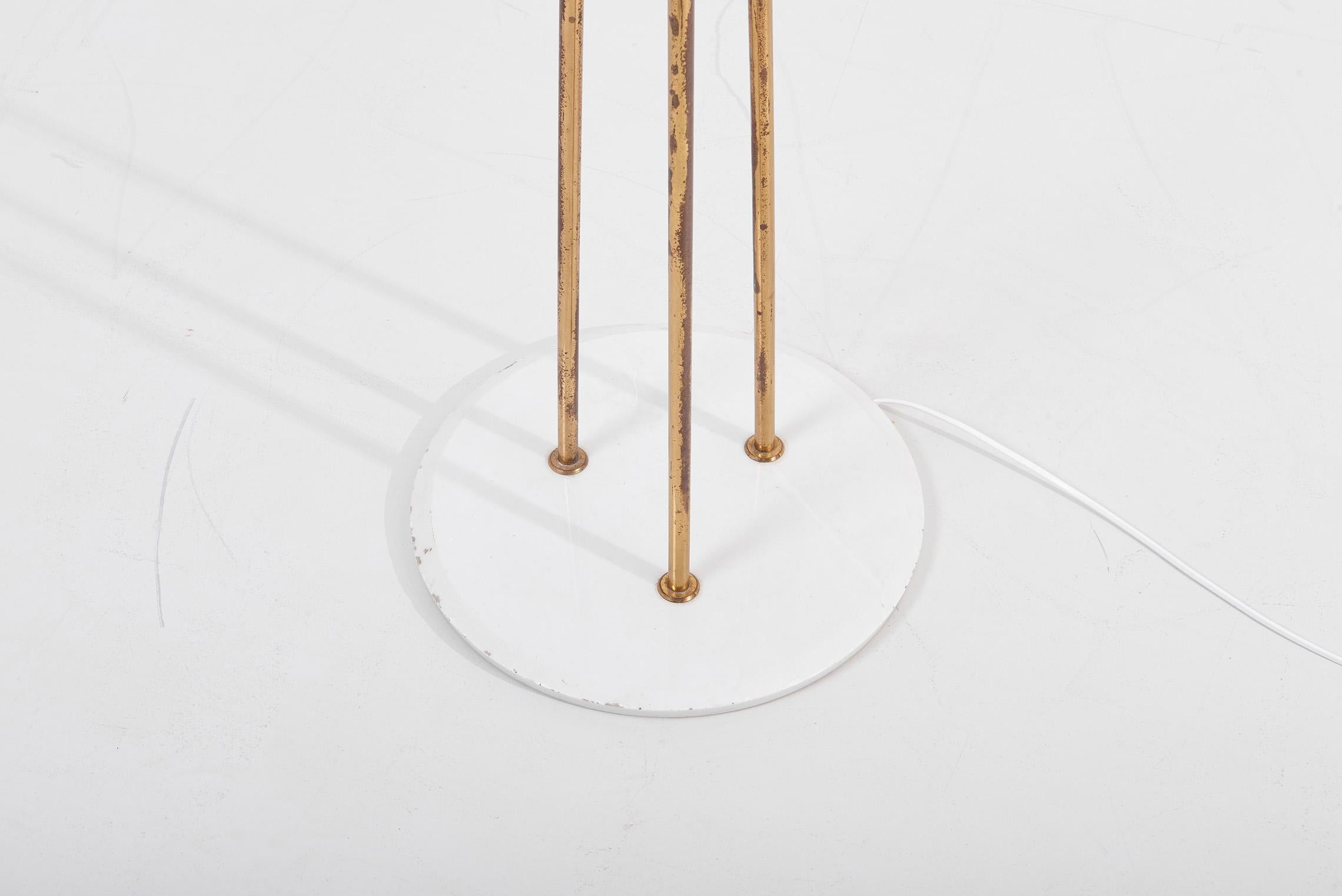 Lámpara de pie firmada Stilnovo con base de latón y mármol, Italia, años 50 en Bastante bueno estado para la venta en Berlin, DE