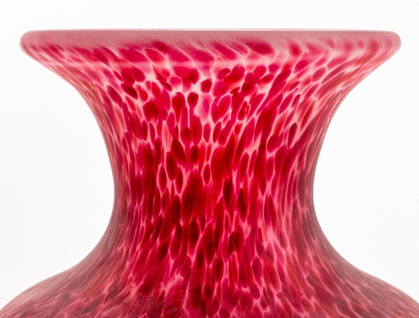 Signierte Studio-Kunstglas-Vase mit Kupferbeschlag im Angebot 5