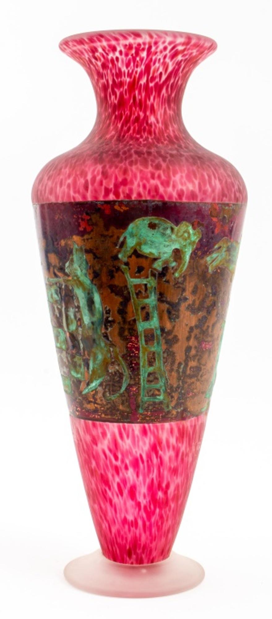 Moderne Studio-Glasvase aus gesprenkeltem rotem Milchglas, montiert mit einer grünspanfarbenen Kupferplatte, die eine surrealistische Szene mit Tieren, Figuren und einem Schachbrettmotiv darstellt, auf einem runden farblosen Milchglasfuß, auf der