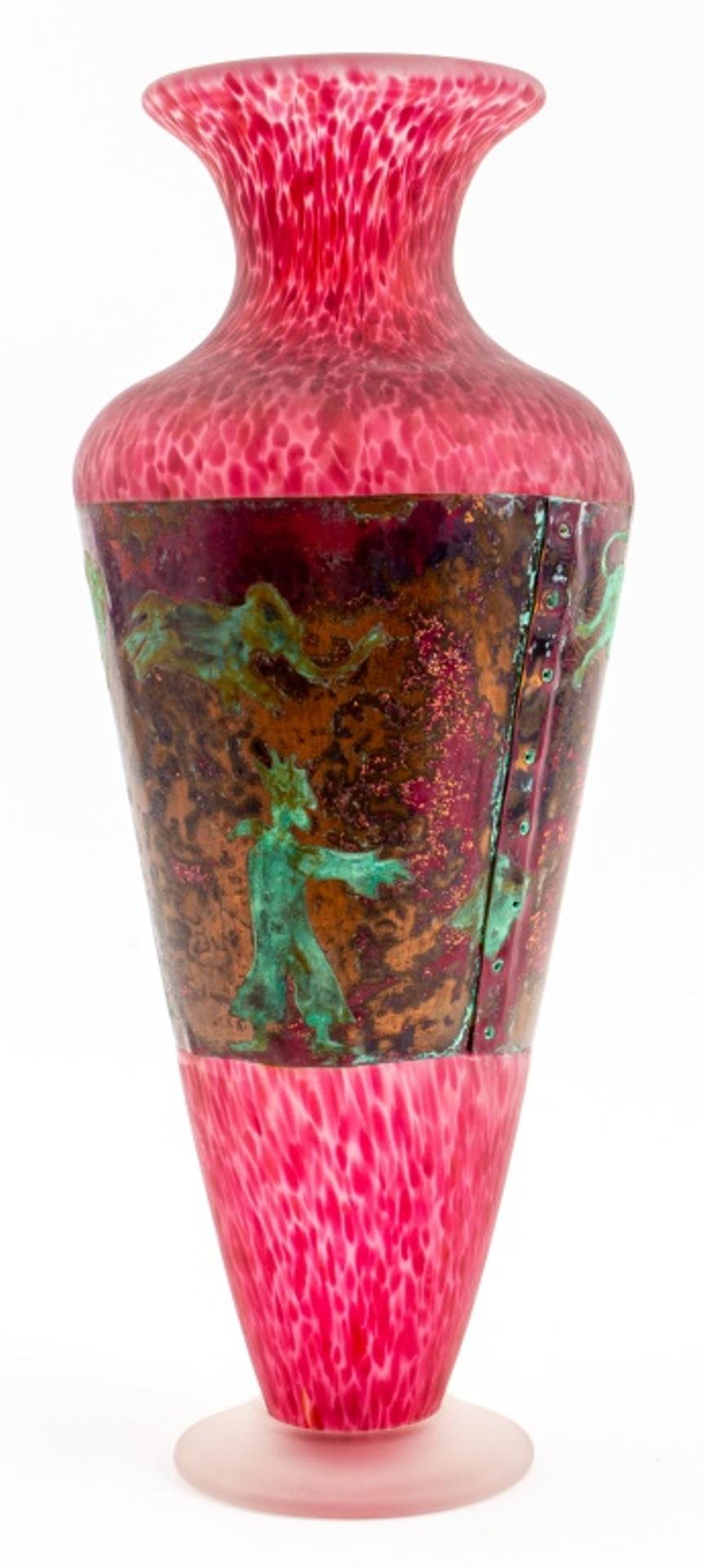 Signierte Studio-Kunstglas-Vase mit Kupferbeschlag im Zustand „Gut“ im Angebot in New York, NY