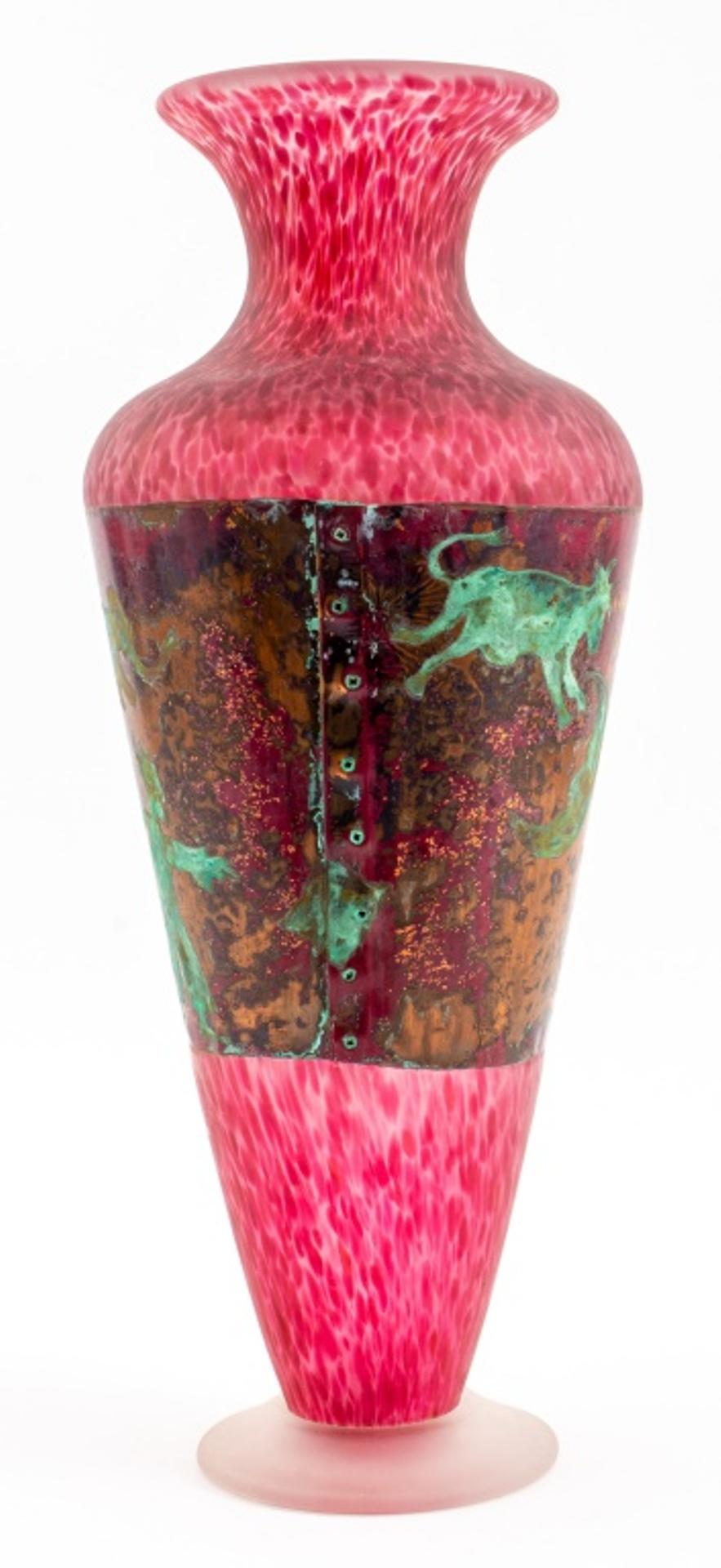 Signierte Studio-Kunstglas-Vase mit Kupferbeschlag (20. Jahrhundert) im Angebot