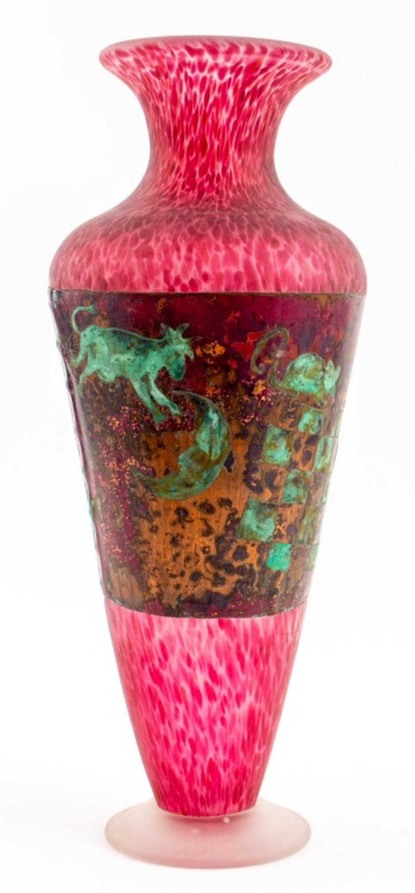 Signierte Studio-Kunstglas-Vase mit Kupferbeschlag (Glaskunst) im Angebot