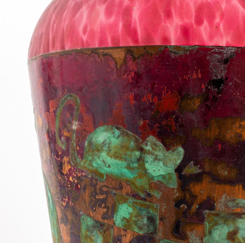 Signierte Studio-Kunstglas-Vase mit Kupferbeschlag im Angebot 1
