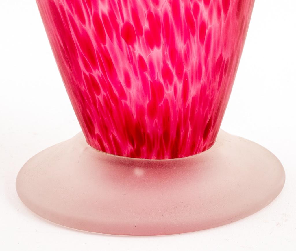 Signierte Studio-Kunstglas-Vase mit Kupferbeschlag im Angebot 2