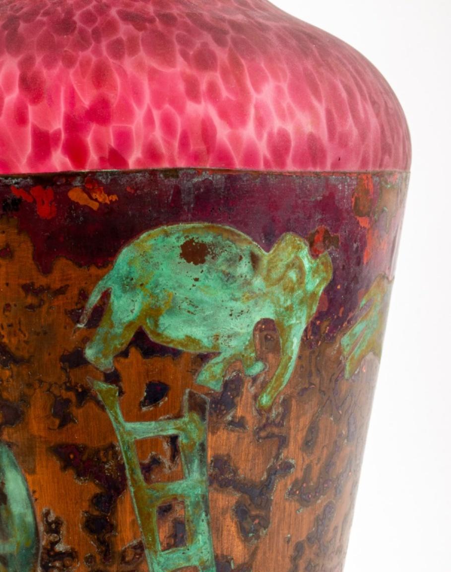 Signierte Studio-Kunstglas-Vase mit Kupferbeschlag im Angebot 3