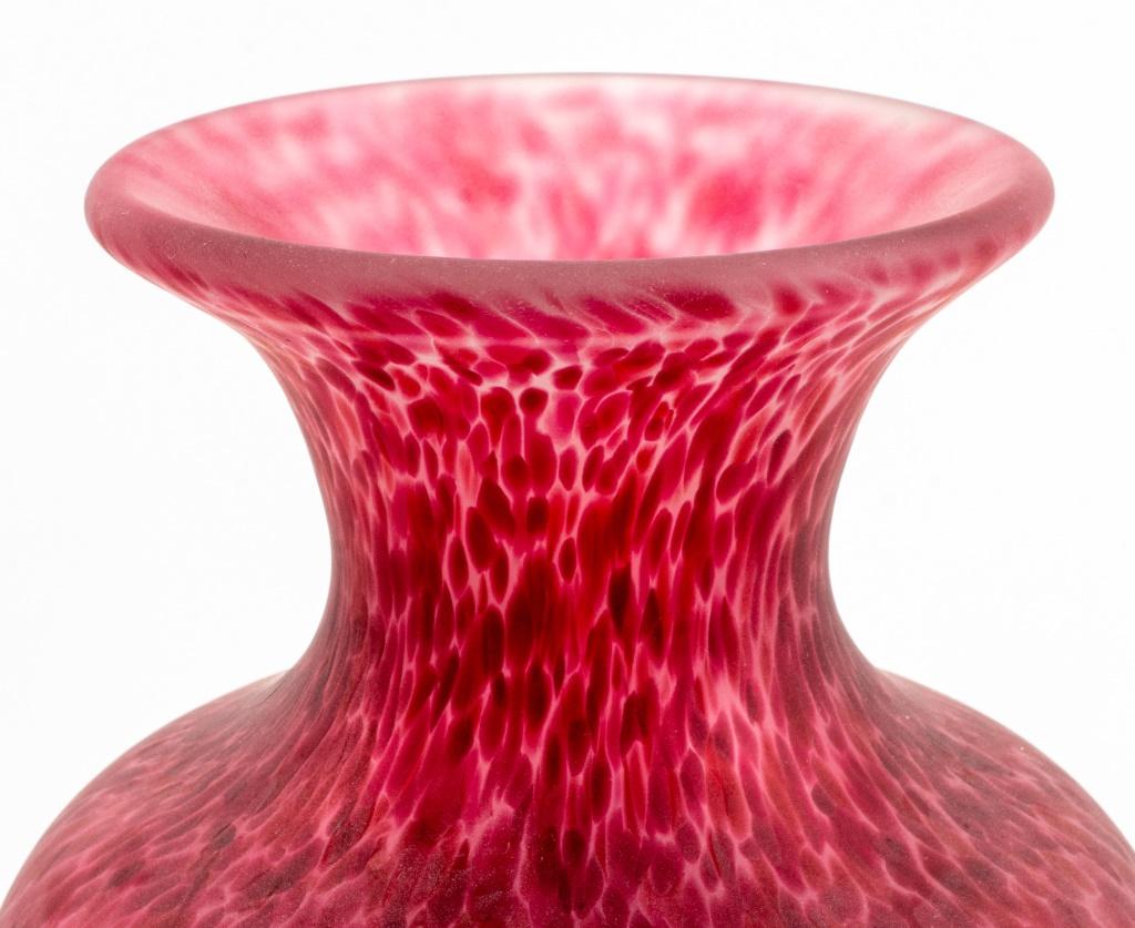 Signierte Studio-Kunstglas-Vase mit Kupferbeschlag im Angebot 4