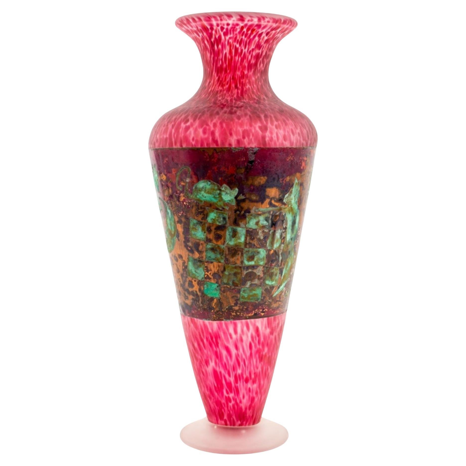 Signierte Studio-Kunstglas-Vase mit Kupferbeschlag