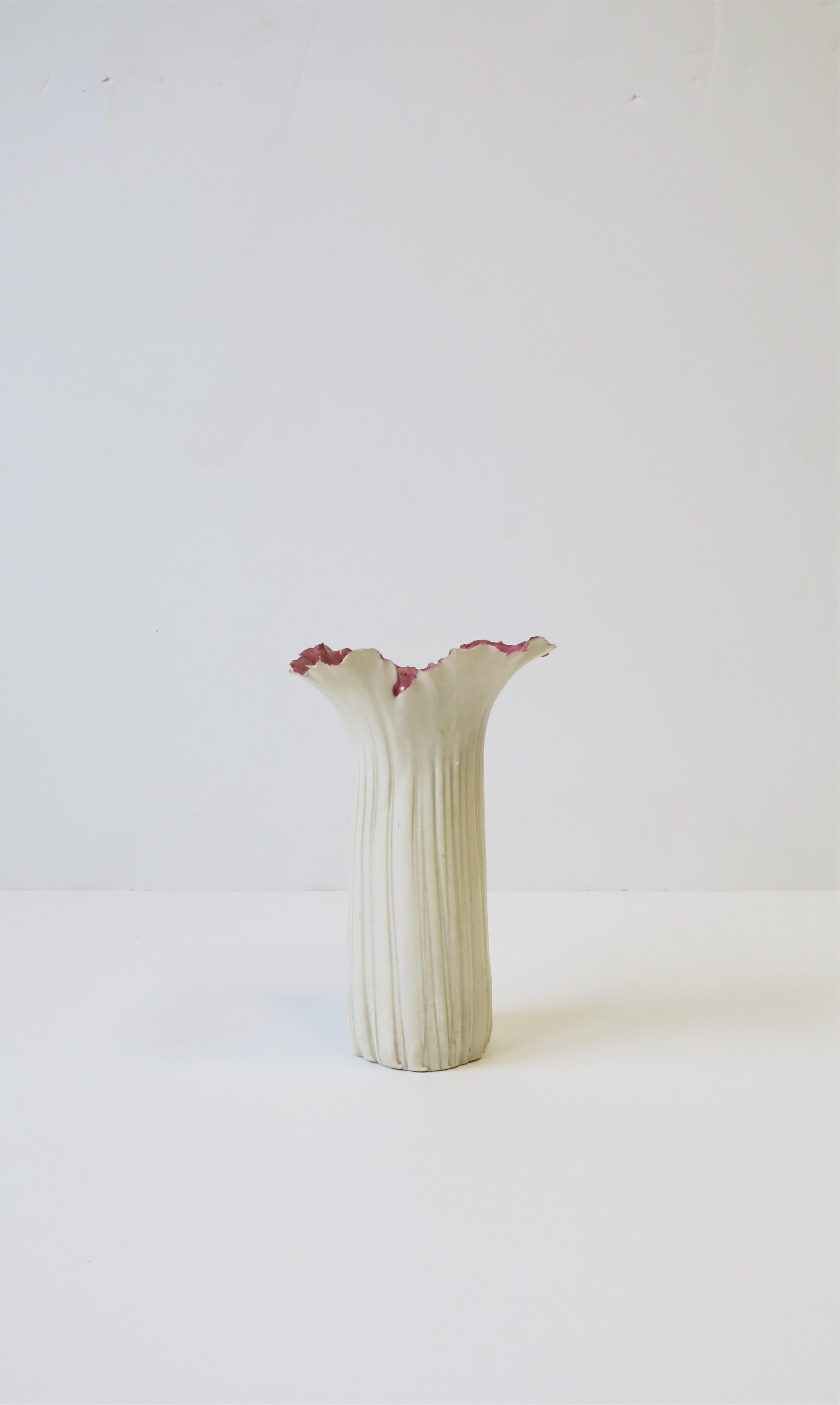  Vase en porcelaine blanche, rose et verte Art Nouveau Studio signé en vente 4
