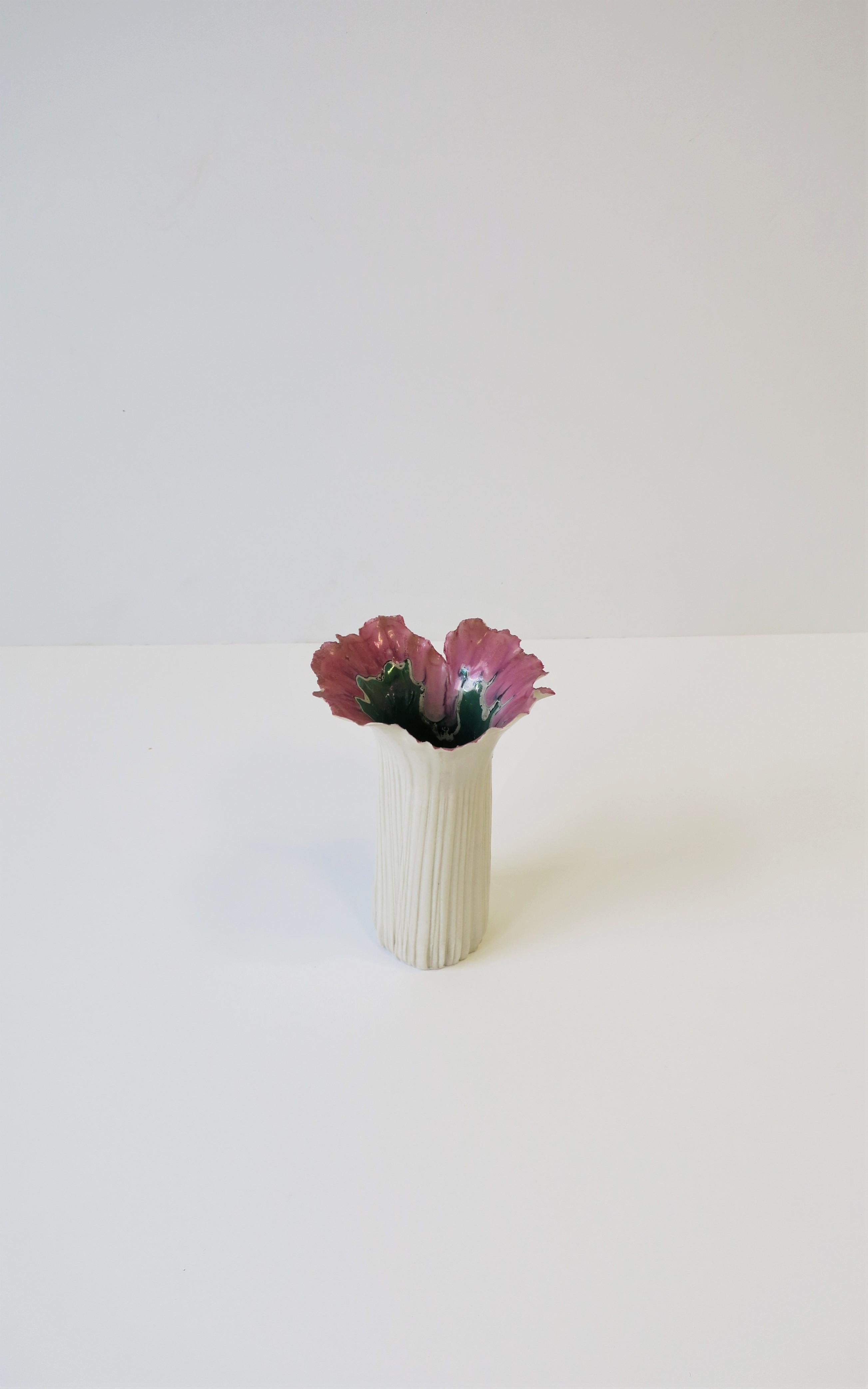  Vase en porcelaine blanche, rose et verte Art Nouveau Studio signé en vente 6
