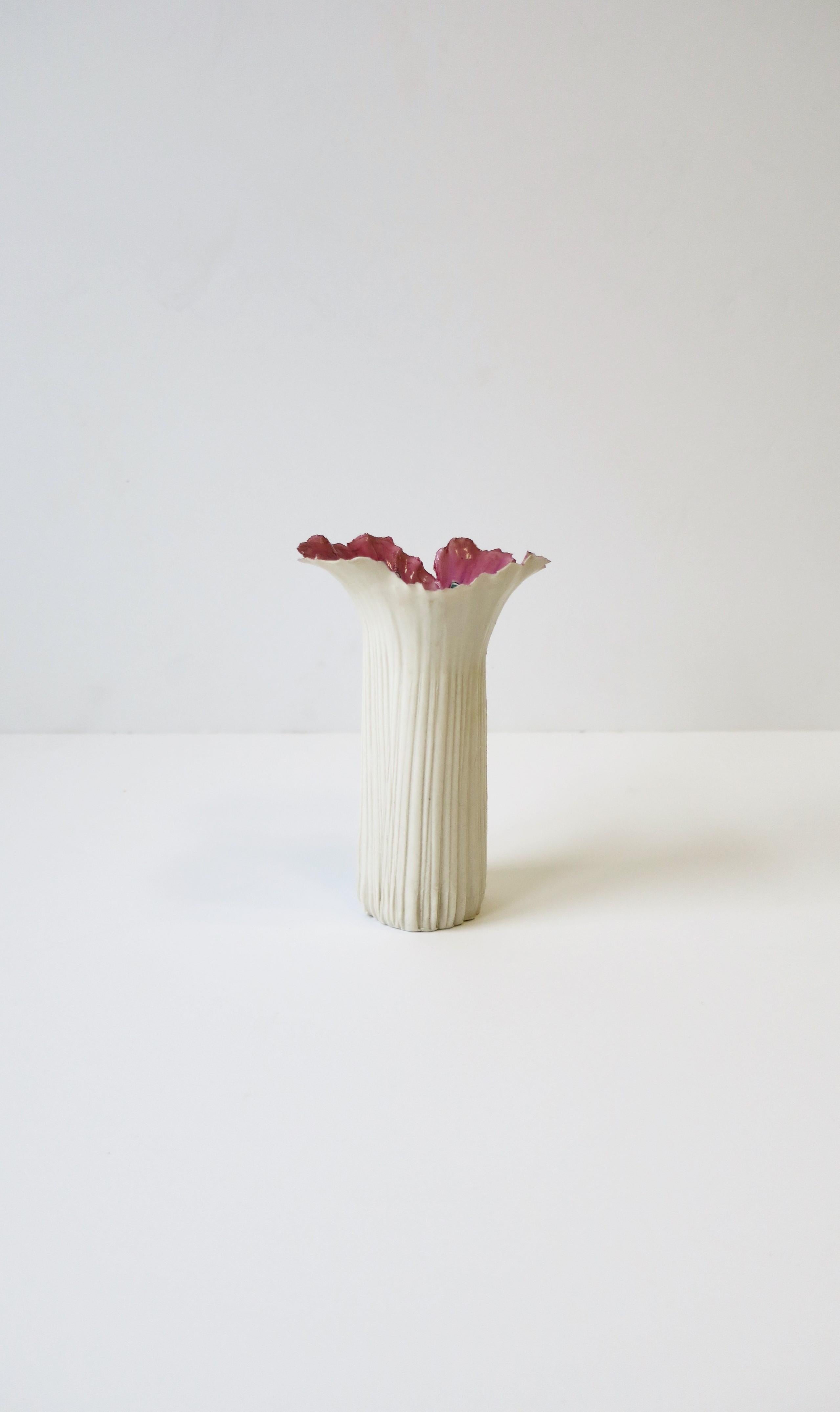 Eine schöne, signierte Vase aus weißem, rosa und grünem Studio-Porzellan im Jugendstil, um das 20. Ein wunderschönes weißes, strukturiertes Äußeres mit detaillierten Lippen/Rändern und ein Inneres in leuchtenden Grün- und Rosatönen. Schön mit oder
