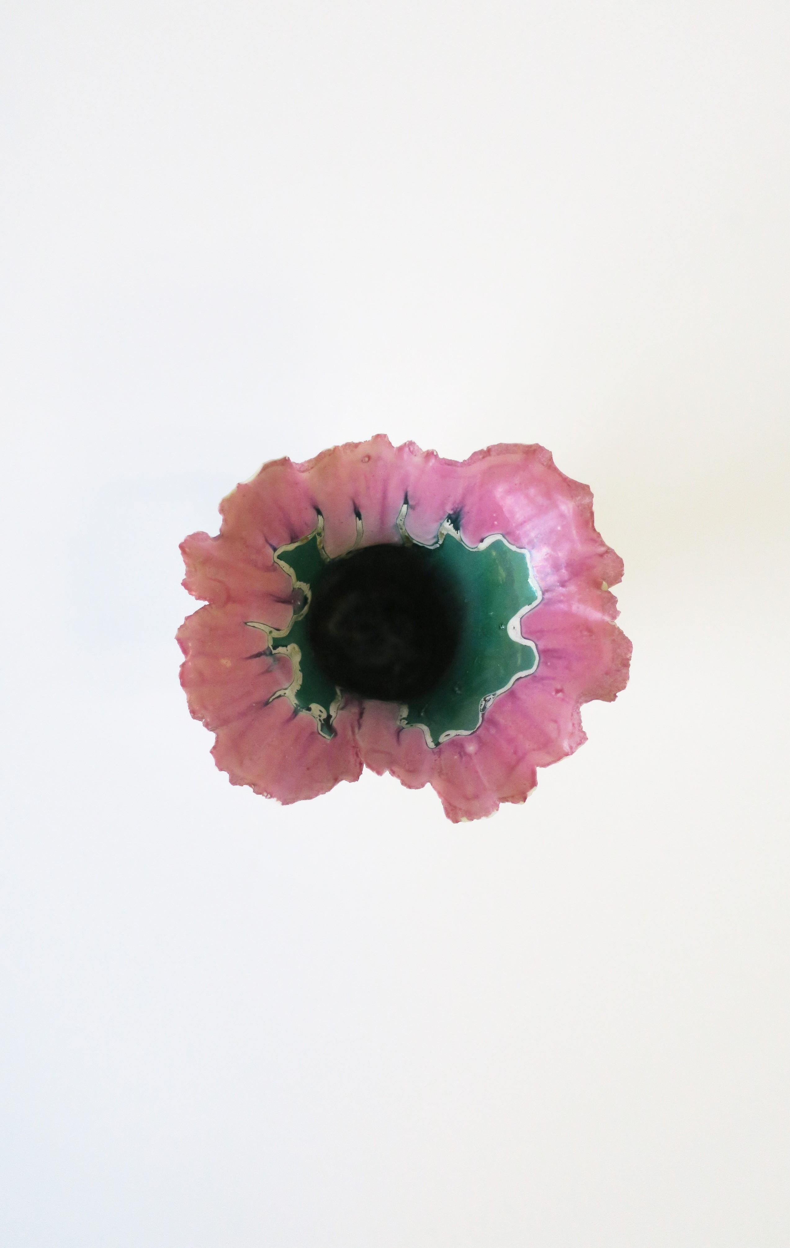 Vernissé  Vase en porcelaine blanche, rose et verte Art Nouveau Studio signé en vente