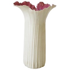  Vase en porcelaine blanche, rose et verte Art Nouveau Studio signé