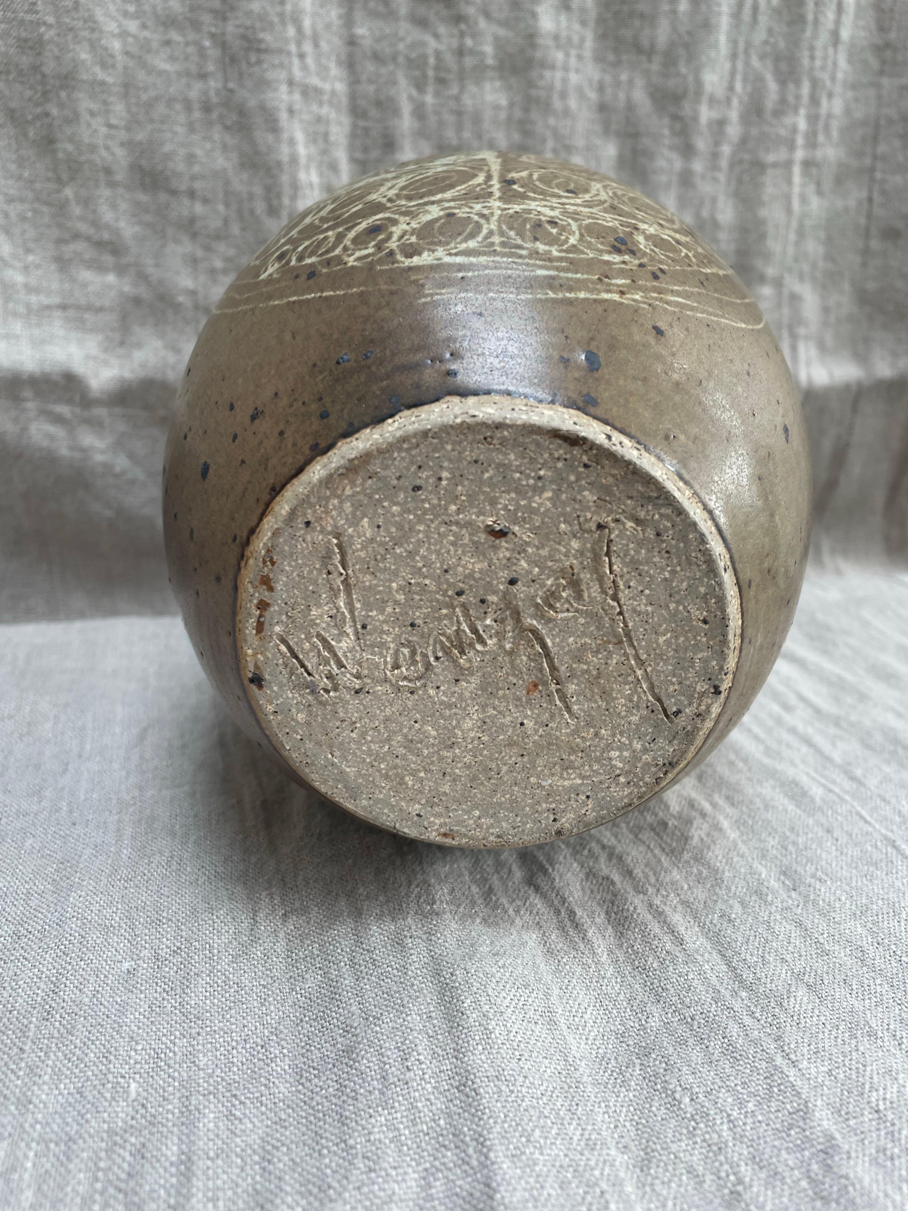 Vase bouteille signé Studio Pottery avec motif de feuilles en sgraffite Excellent état - En vente à Northport, MI