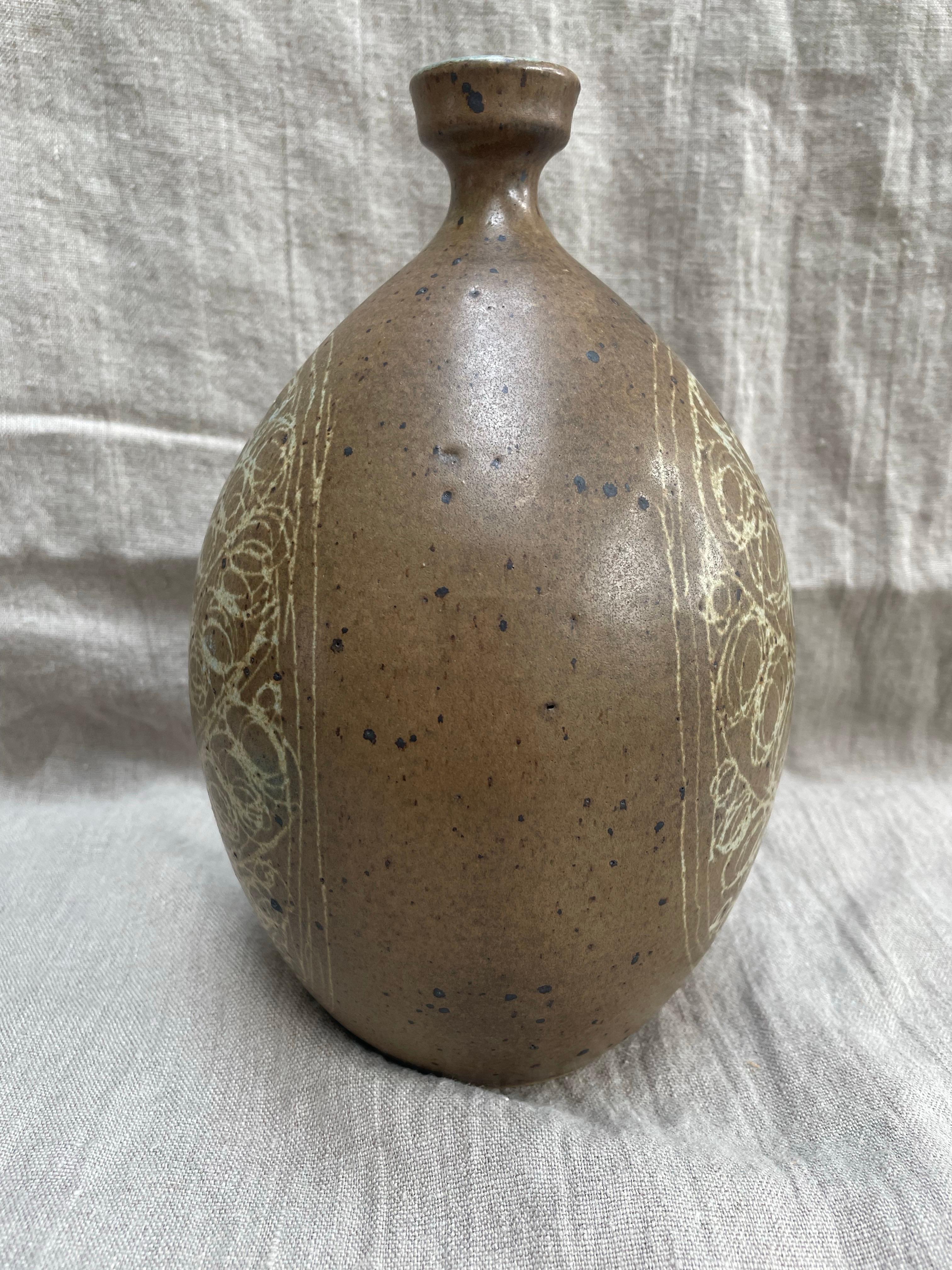 20ième siècle Vase bouteille signé Studio Pottery avec motif de feuilles en sgraffite en vente