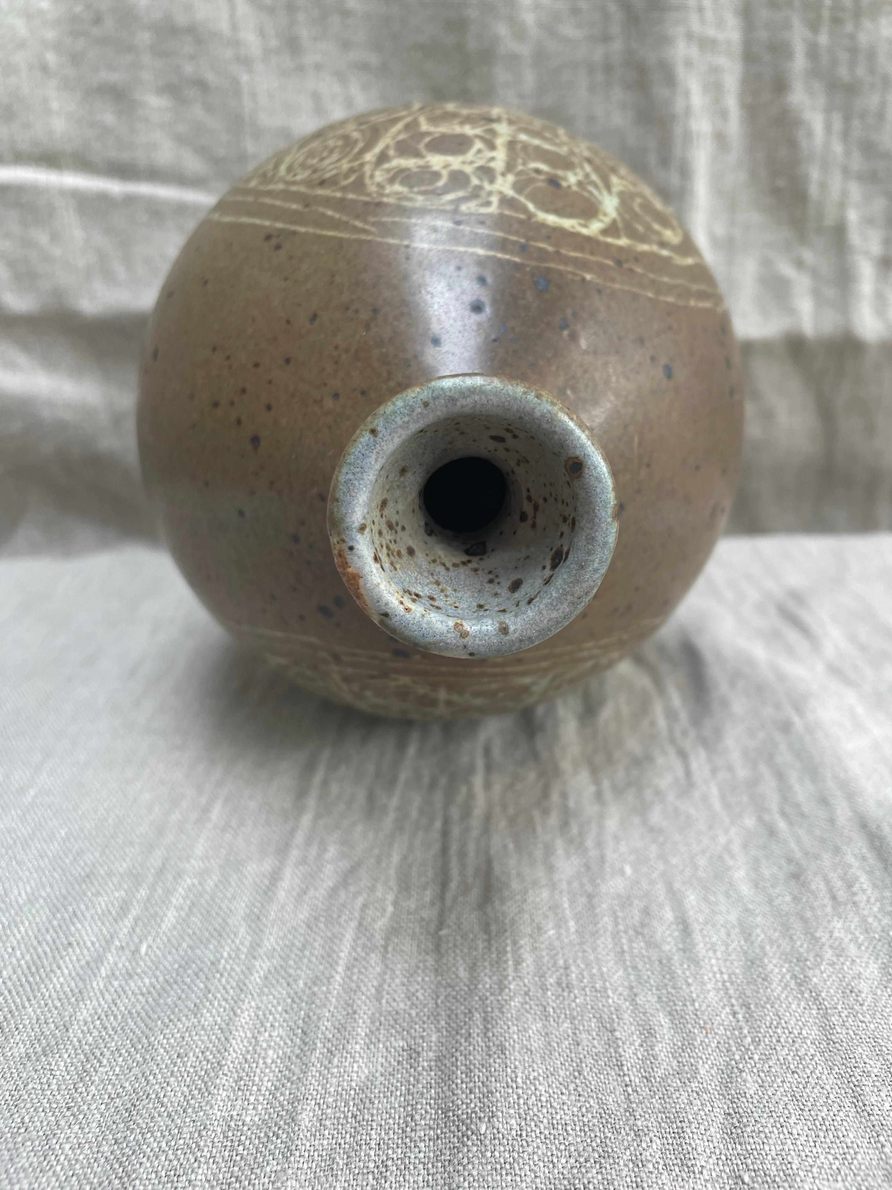 Autre Vase bouteille signé Studio Pottery avec motif de feuilles en sgraffite en vente