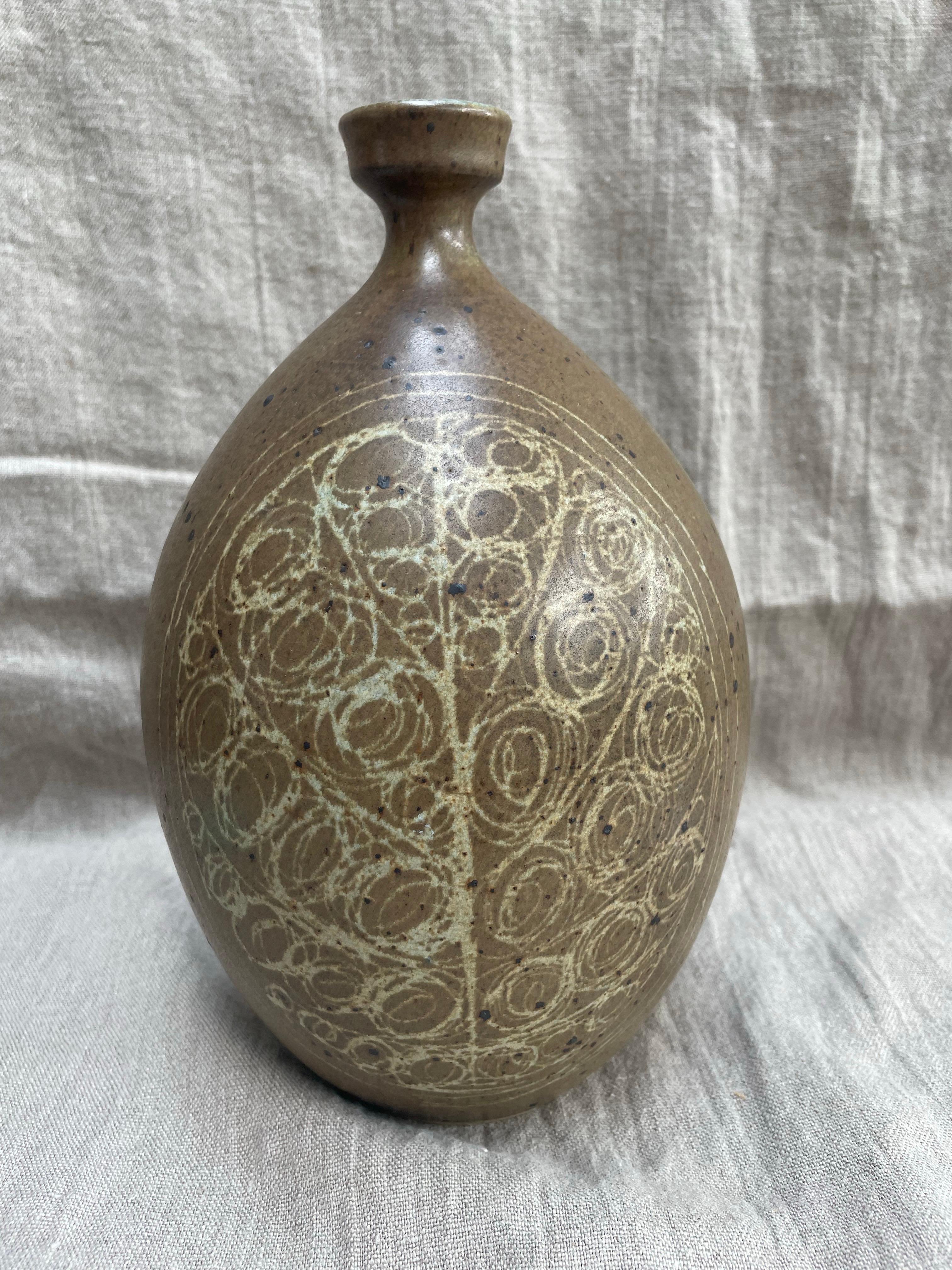 Vase bouteille signé Studio Pottery avec motif de feuilles en sgraffite en vente 1