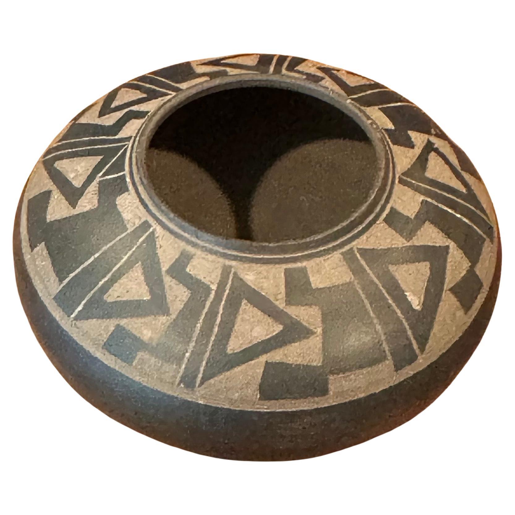 Cuenco de Studio Pottery firmado por George y Wanda, diseño geométrico inciso a mano