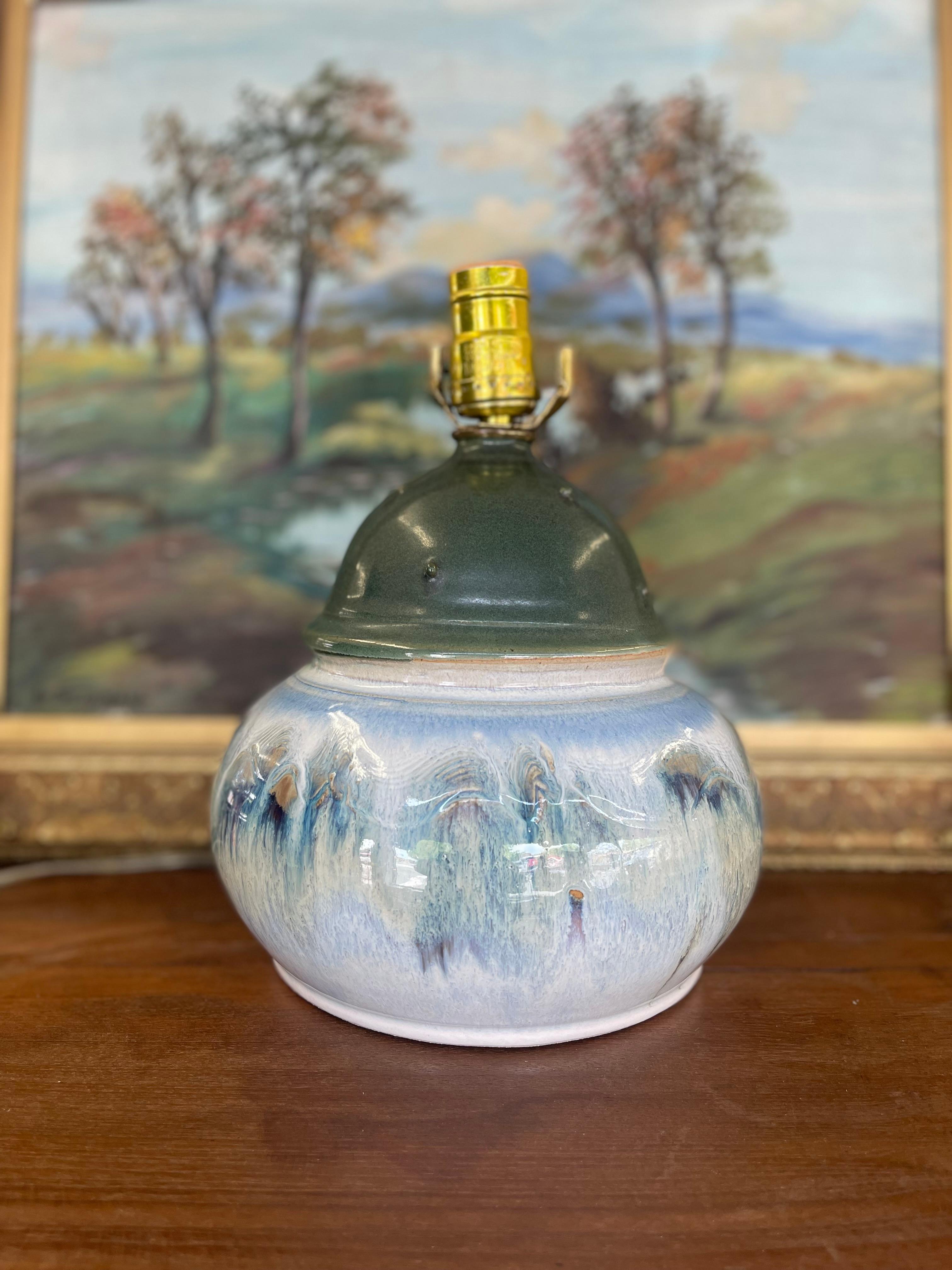 signierte Studio Pottery Keramik-Tischlampe mit einem bauchigen Sockel, der mit einer komplexen kristallinen Glasur in hellblauen, weißen, grünen und zarten lavendelfarbenen Tönen versehen ist. Der fließende, gefiederte Glasureffekt erinnert an