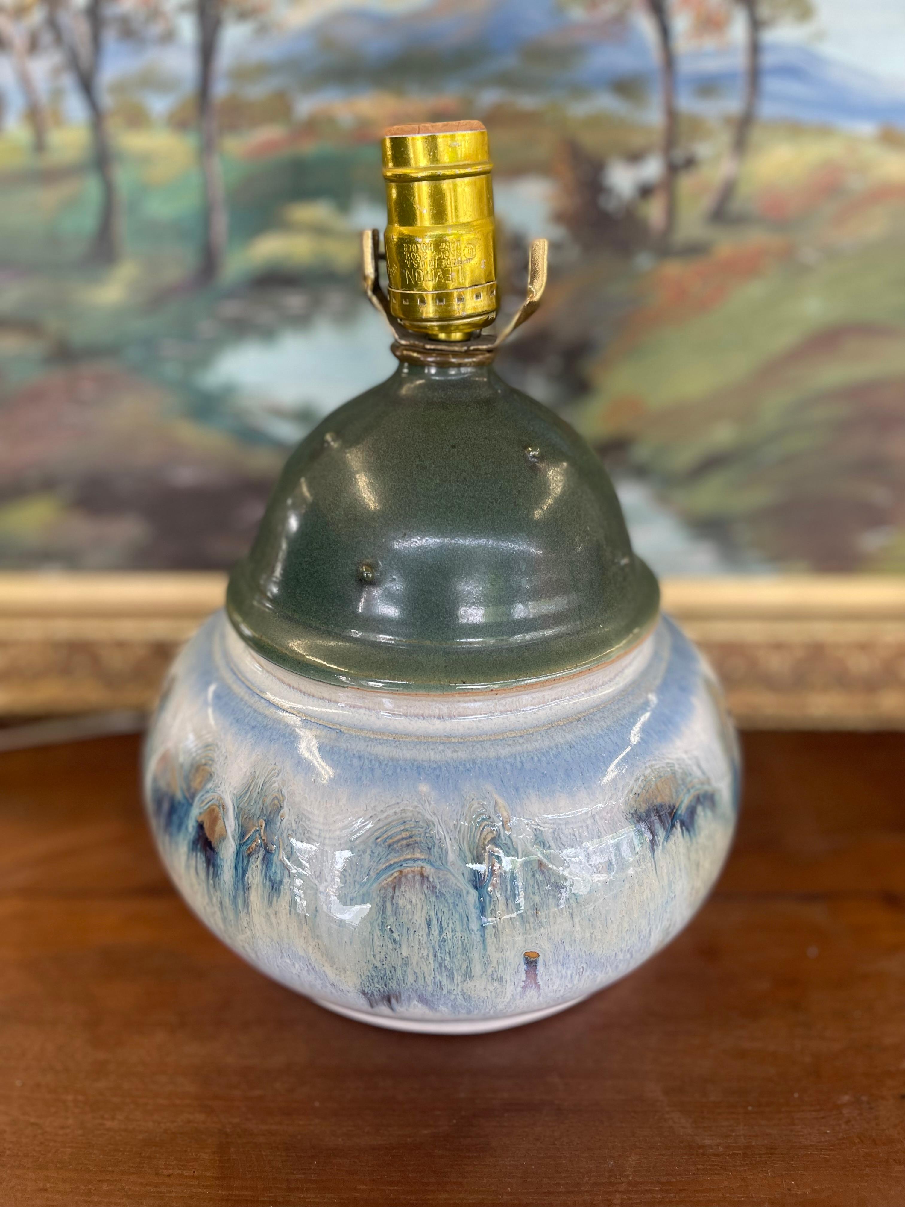 Signierte Studio Pottery Keramik Tischlampe mit kristalliner Glasur und Moosgrün (Ende des 20. Jahrhunderts) im Angebot