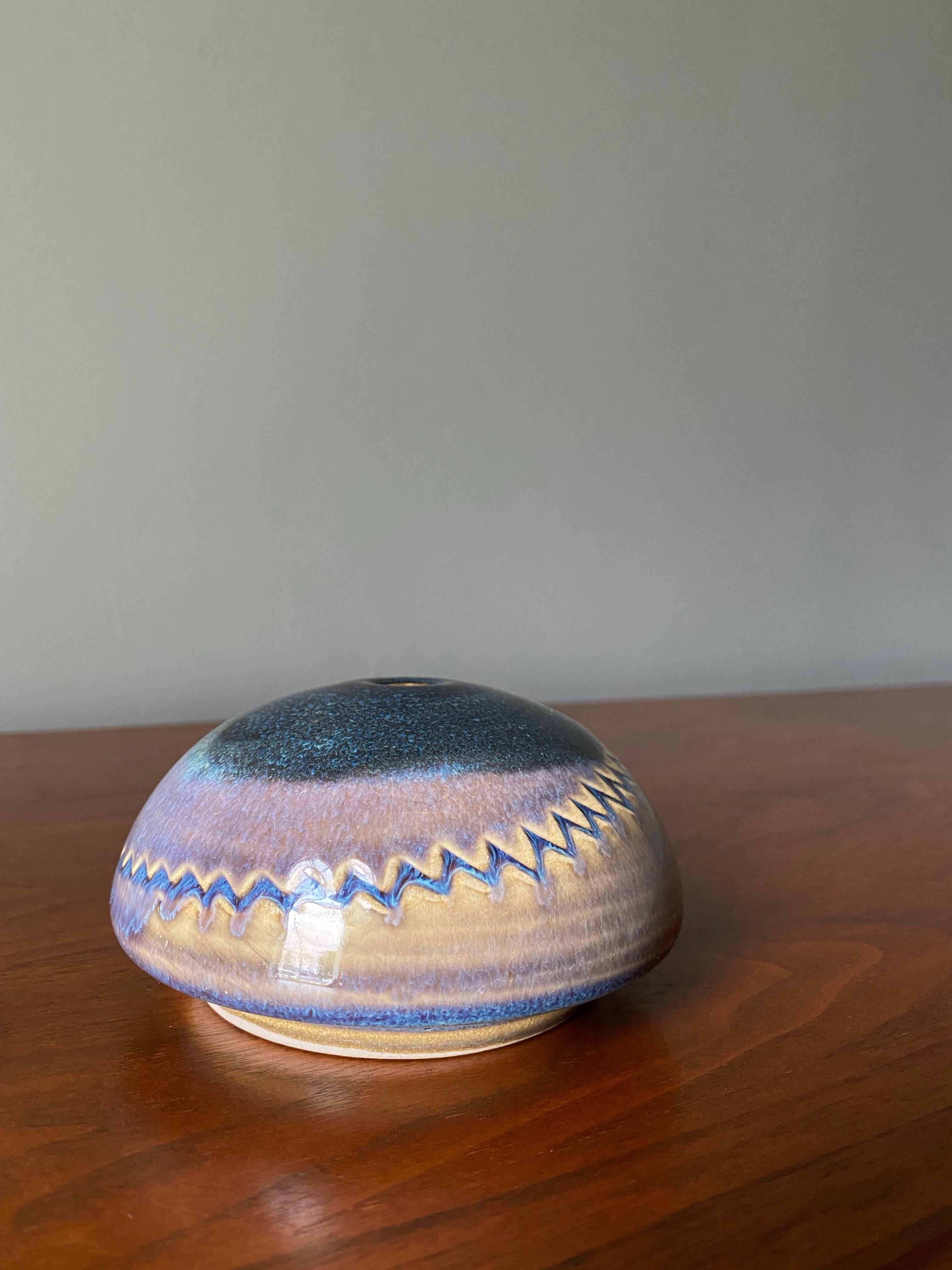 Américain Vase en poterie signé Studio Pottery, vers 1975 en vente