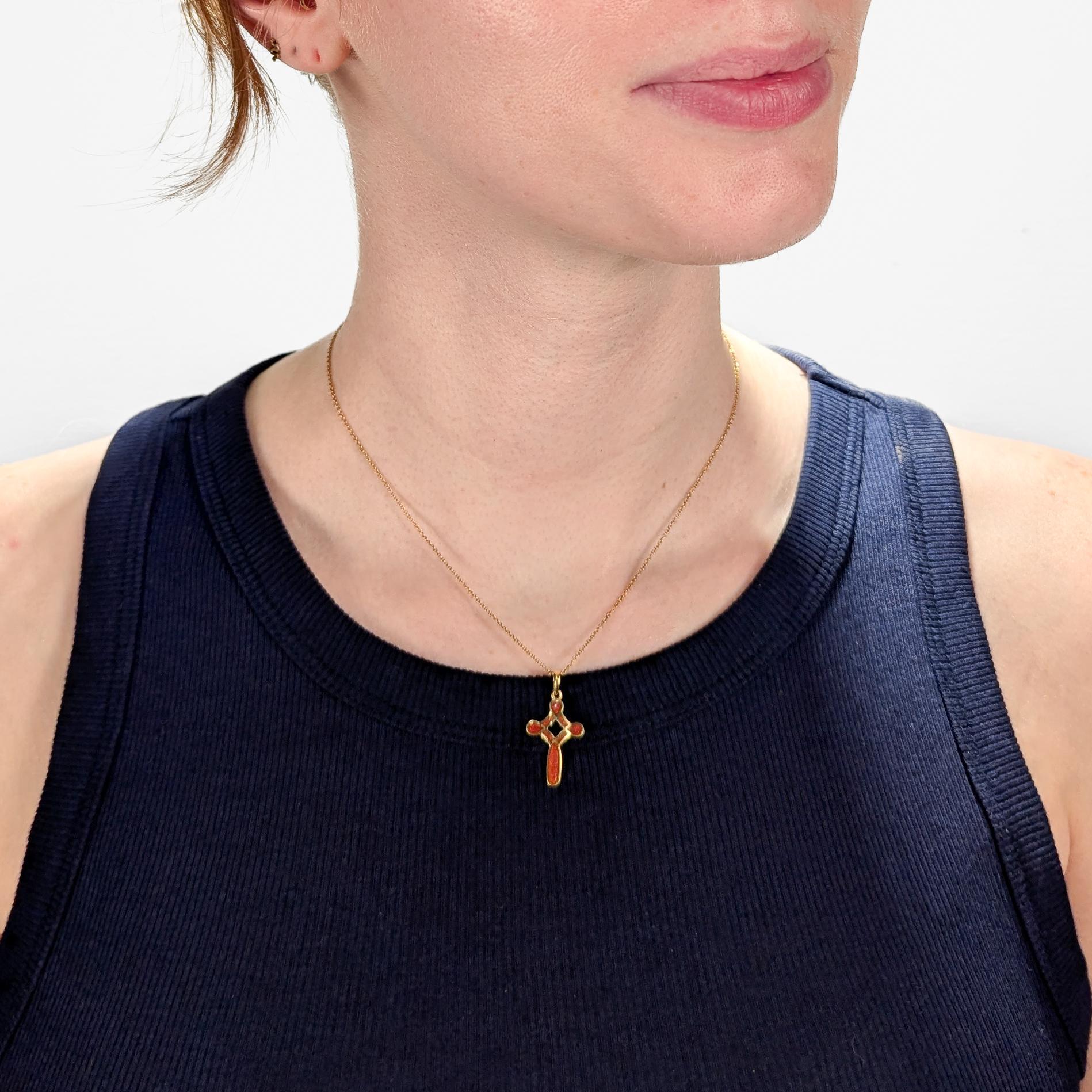 Una bella croce pendente.

In oro giallo 18 carati.

Di Susy Mor.

A forma di croce traforata che si rifà al design celtico.

Riparato con una cauzione.

Decorato con uno smalto rosso/arancio sangue sulle celle. 

Un ciondolo a forma di croce