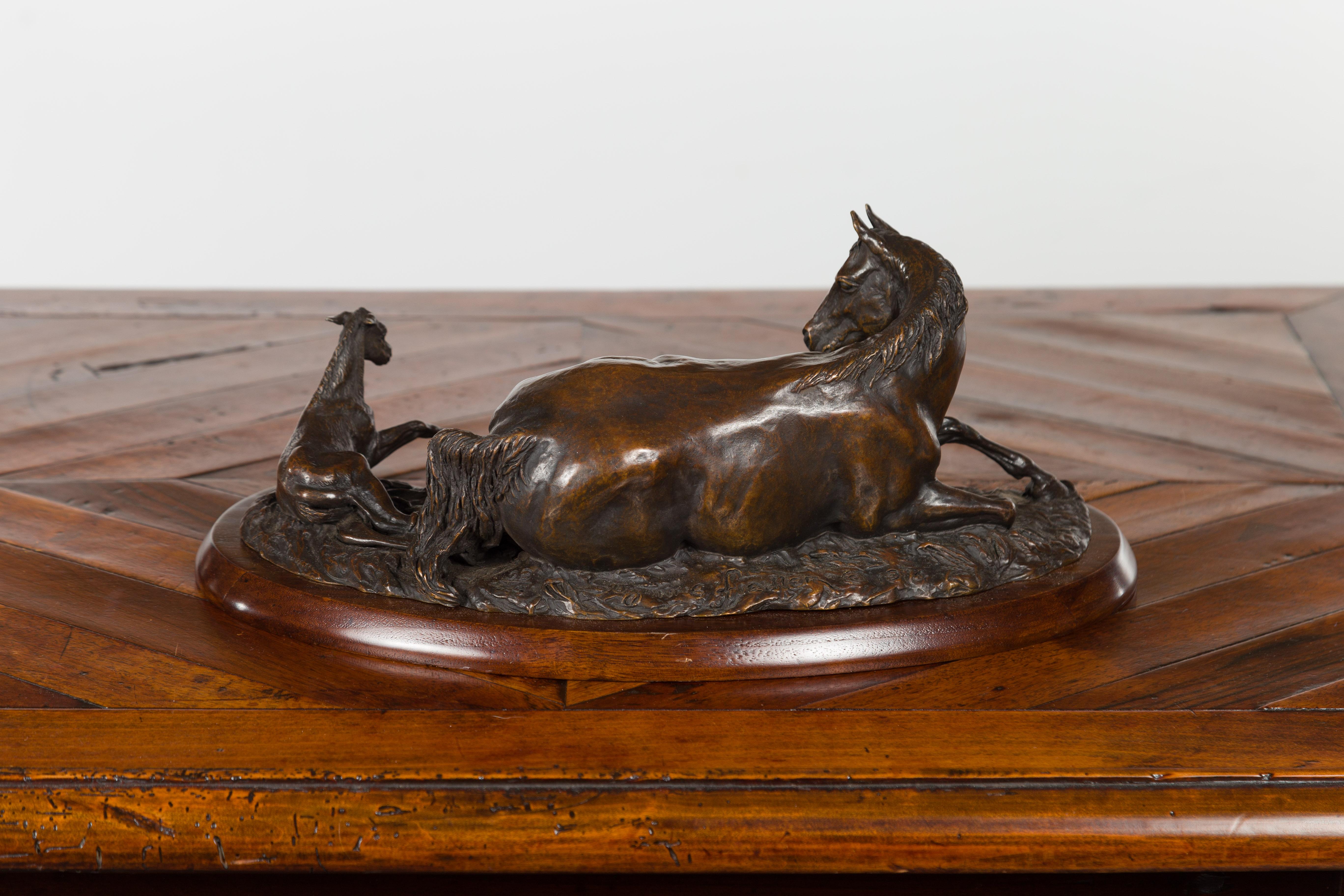 Scultura in bronzo fuso di una giumenta e del suo puledro, firmata Suzanne Fiedler e datata 1974 in vendita 1