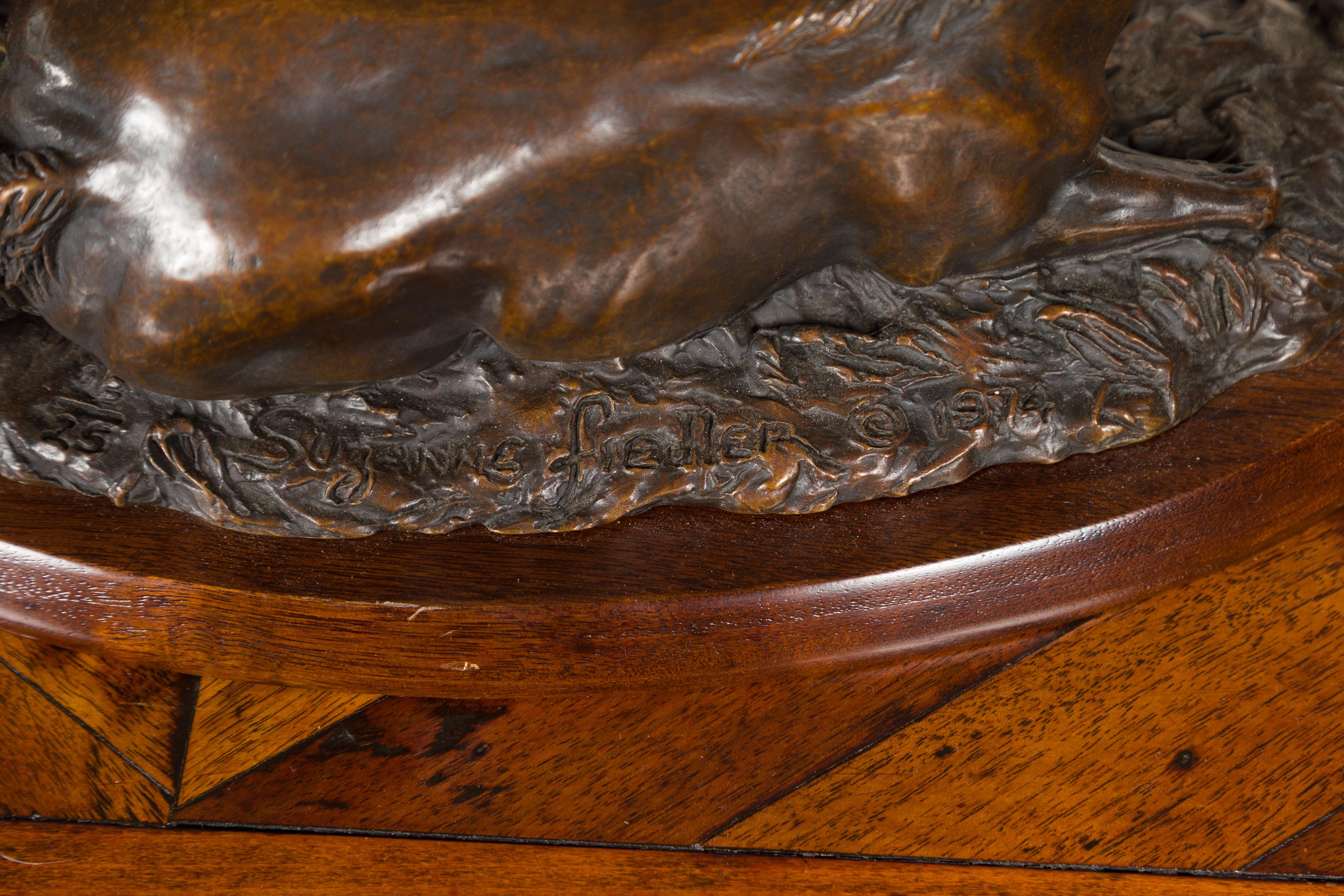 Scultura in bronzo fuso di una giumenta e del suo puledro, firmata Suzanne Fiedler e datata 1974 in vendita 2
