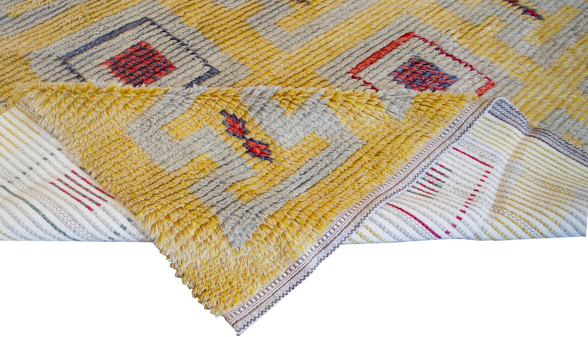 Ce tapis traditionnel en laine tissé à la main au milieu du siècle en Suède présente des rangées alternées de pendentifs géométriques en damier sur un champ jaune beurre. Signé par le tisseur/le studio de création.

Les tapis suédois du milieu du