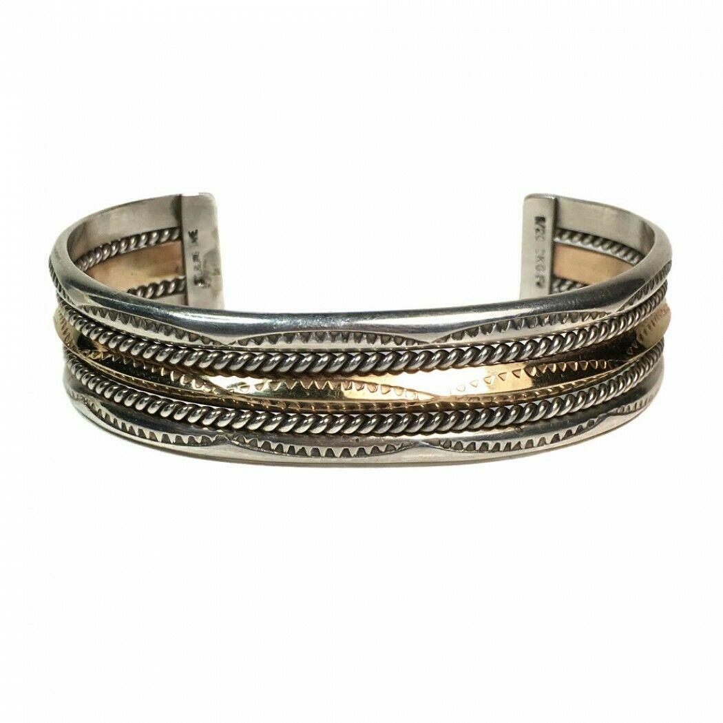 Il s'agit d'un bracelet de manchette vintage TAHE, NAVAJO en argent et en or. Il est réglable pour s'adapter. Elle présente un motif de corde torsadée et est estampillée en argent et remplie d'or 12 carats à l'intérieur des bords de la manchette. La