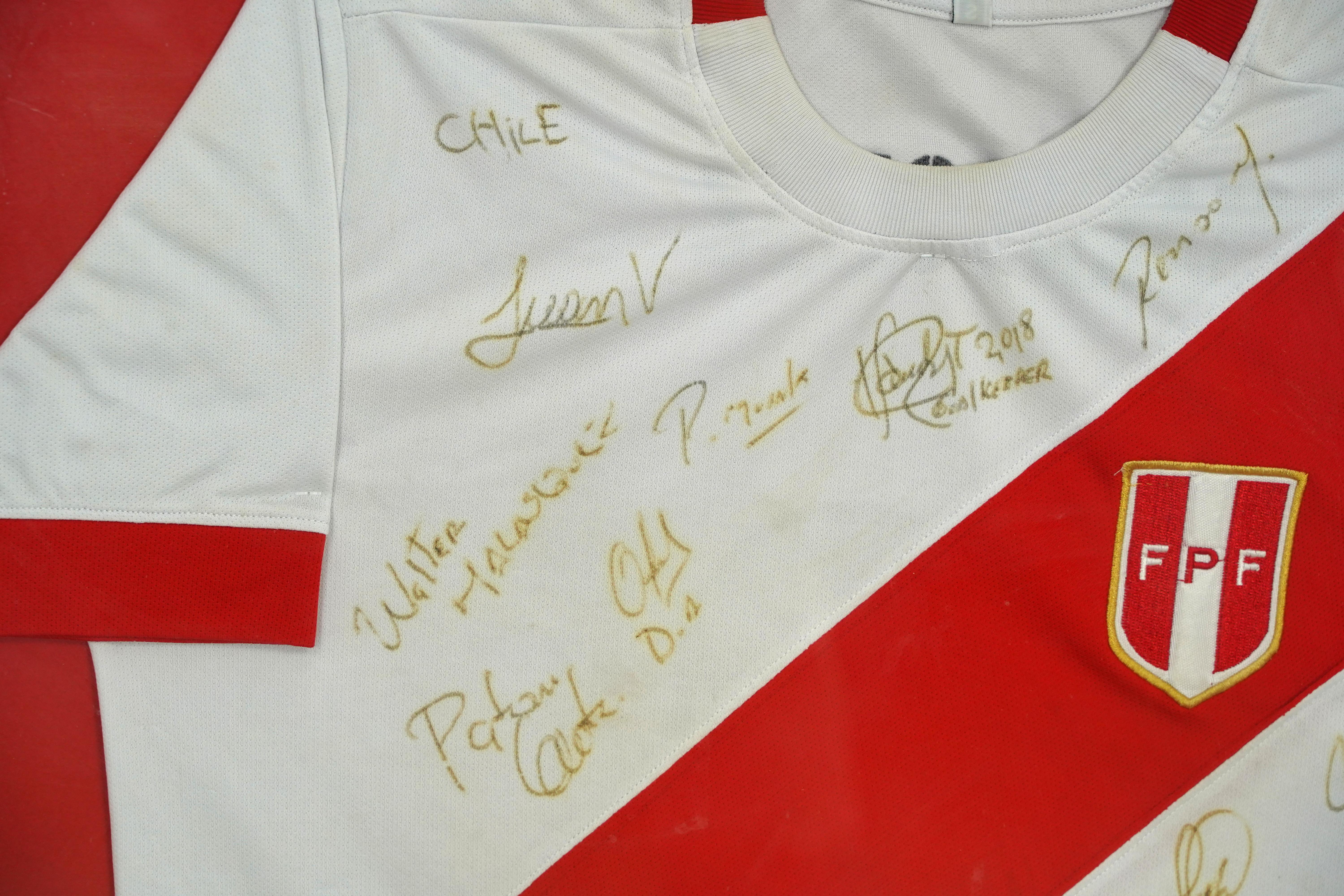 Holz gerahmt Team Peru National Football Team Sammler Trikot mit 26 Team Unterschriften. Das Hemd wurde von der Crafters Gallery professionell gerahmt. Auf der Rückseite ist ein Draht zur Befestigung angebracht. Es ist in sehr gutem Zustand. Bitte